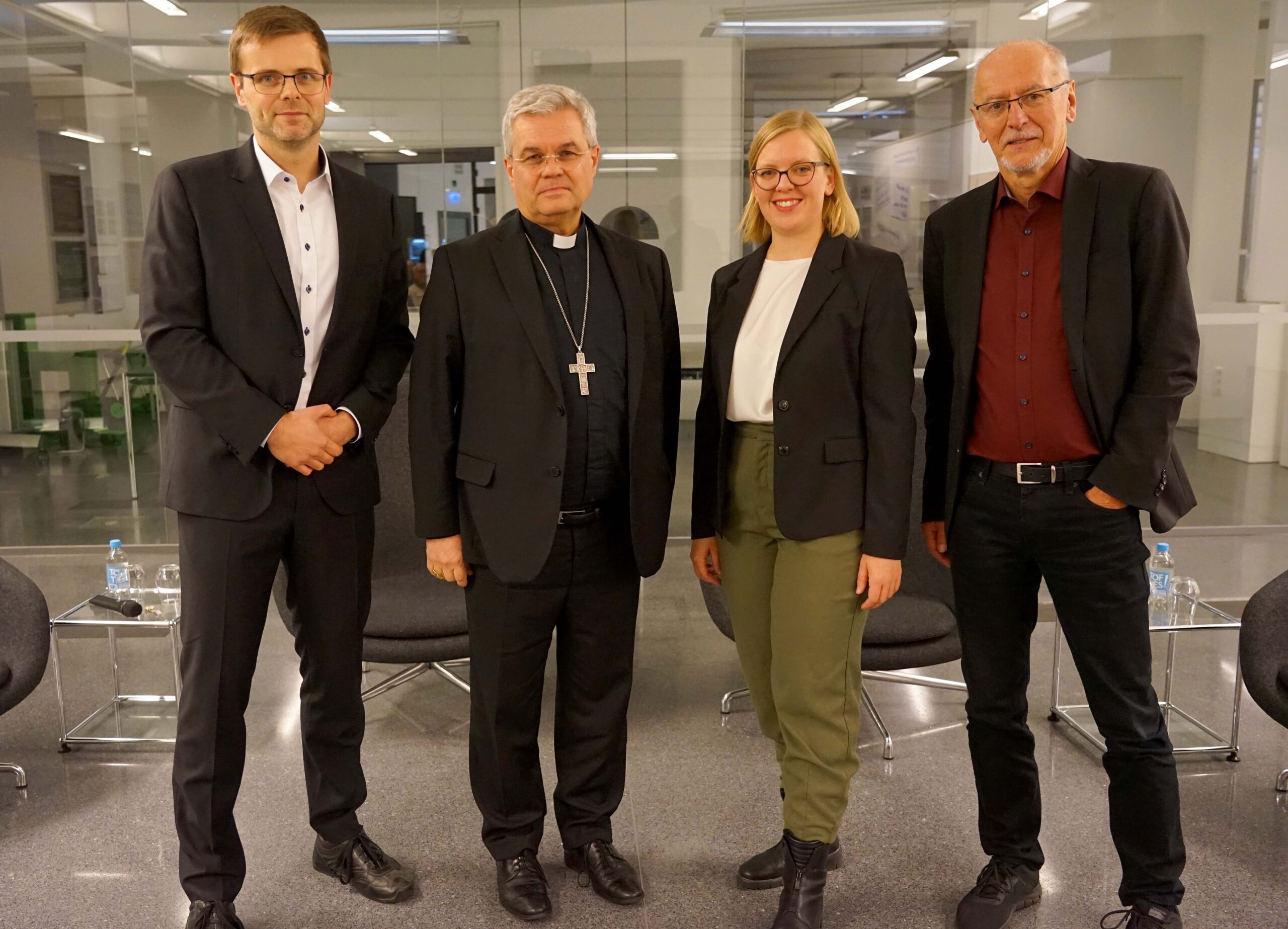 „rethinking religion. Gespräche über Religion im Erzbistum Paderborn“ in Dortmund (v.l.): Moderator Martin Breul (TU Dortmund), Erzbischof Dr. Udo Markus Bentz, Dr. Franca Spies, Professor Dr. Armin Grunwald. Foto: Michael Bodin / Erzbistum Paderborn.