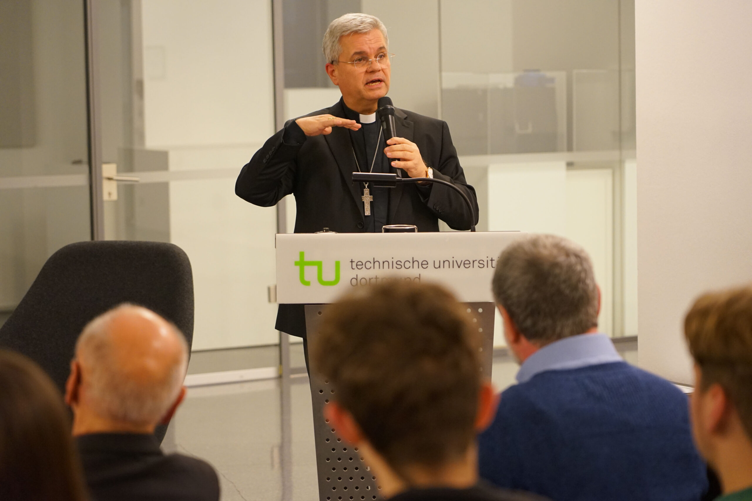 Erzbischof Dr. Udo Markus Bentz stellte bei den Religionsgesprächen im Dortmunder U die christliche Hoffnung in den Mittelpunkt. Foto: Michael Bodin / Erzbistum Paderborn.