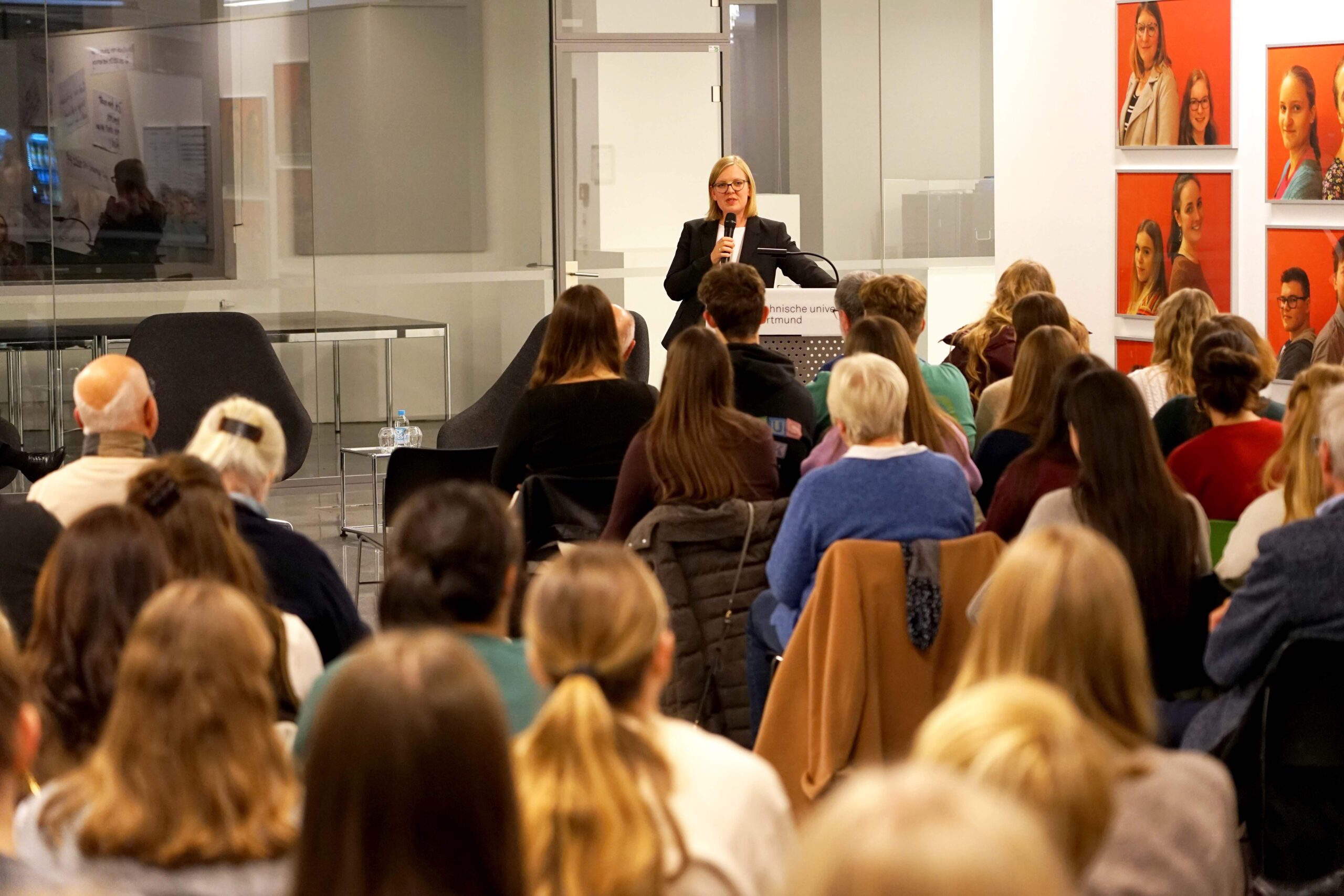 Auf der gut besuchten Veranstaltung „rethinking religion. Gespräche über Religion im Erzbistum Paderborn“ in Dortmund betonte die Theologin Dr. Franca Spies die verändernde Kraft der „kleinen Schritte“. Foto: Michael Bodin / Erzbistum Paderborn.