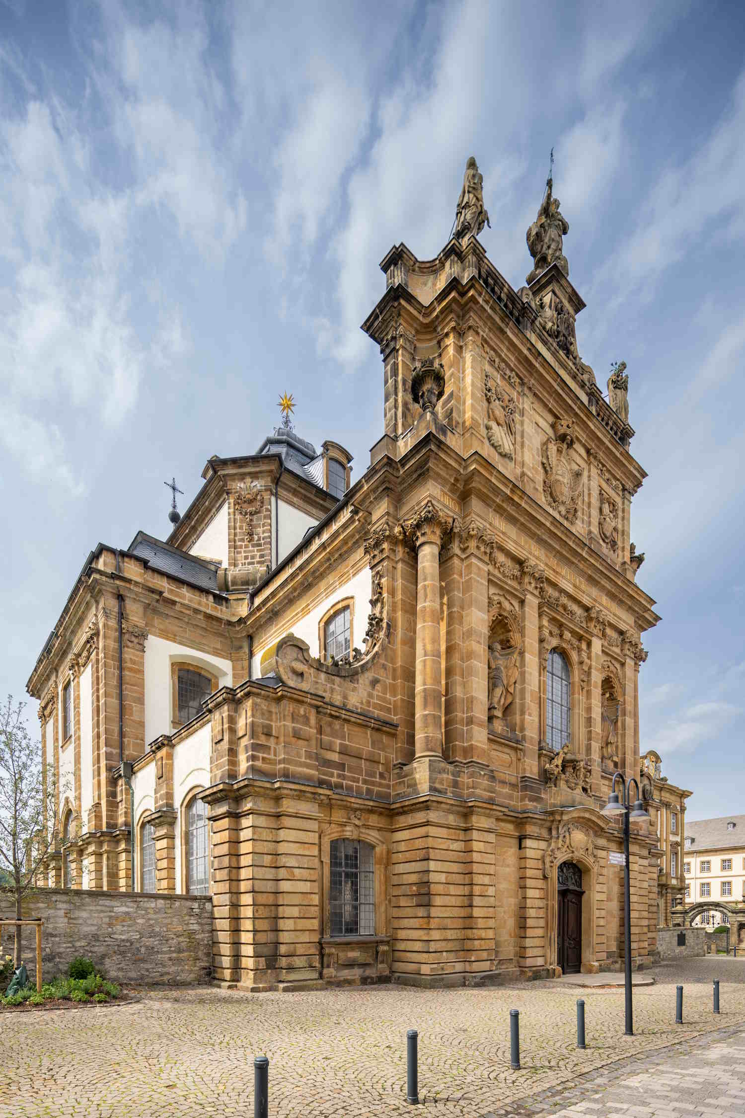 Von außen: Kirche Maria Immaculata in Büren.