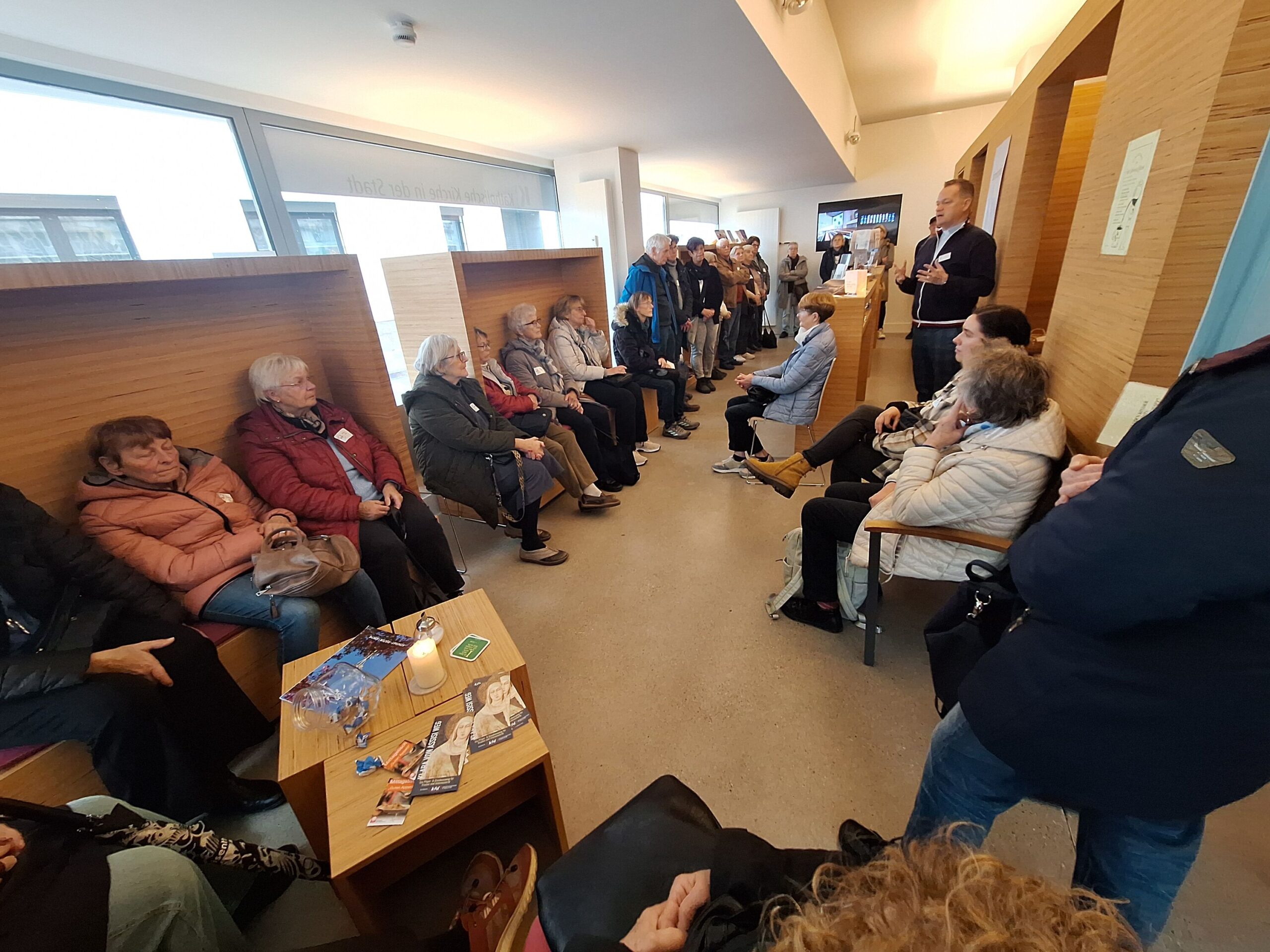 Besucher in der "K 3", der katholischen Anlaufstelle in der Siegener Innenstadt.