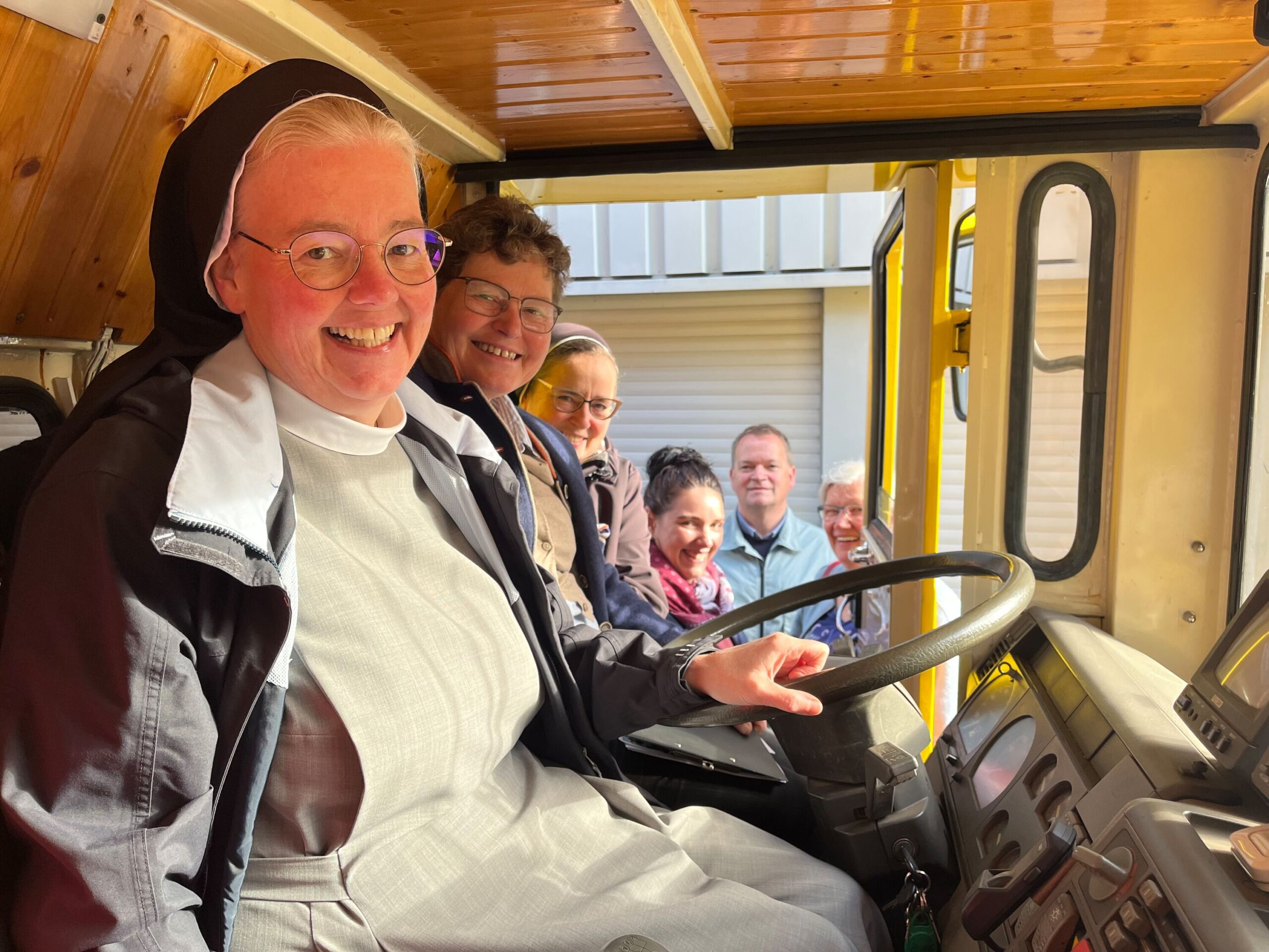 Die Organisatoren am Steuer und im Bus freuen sich auf die Tour.