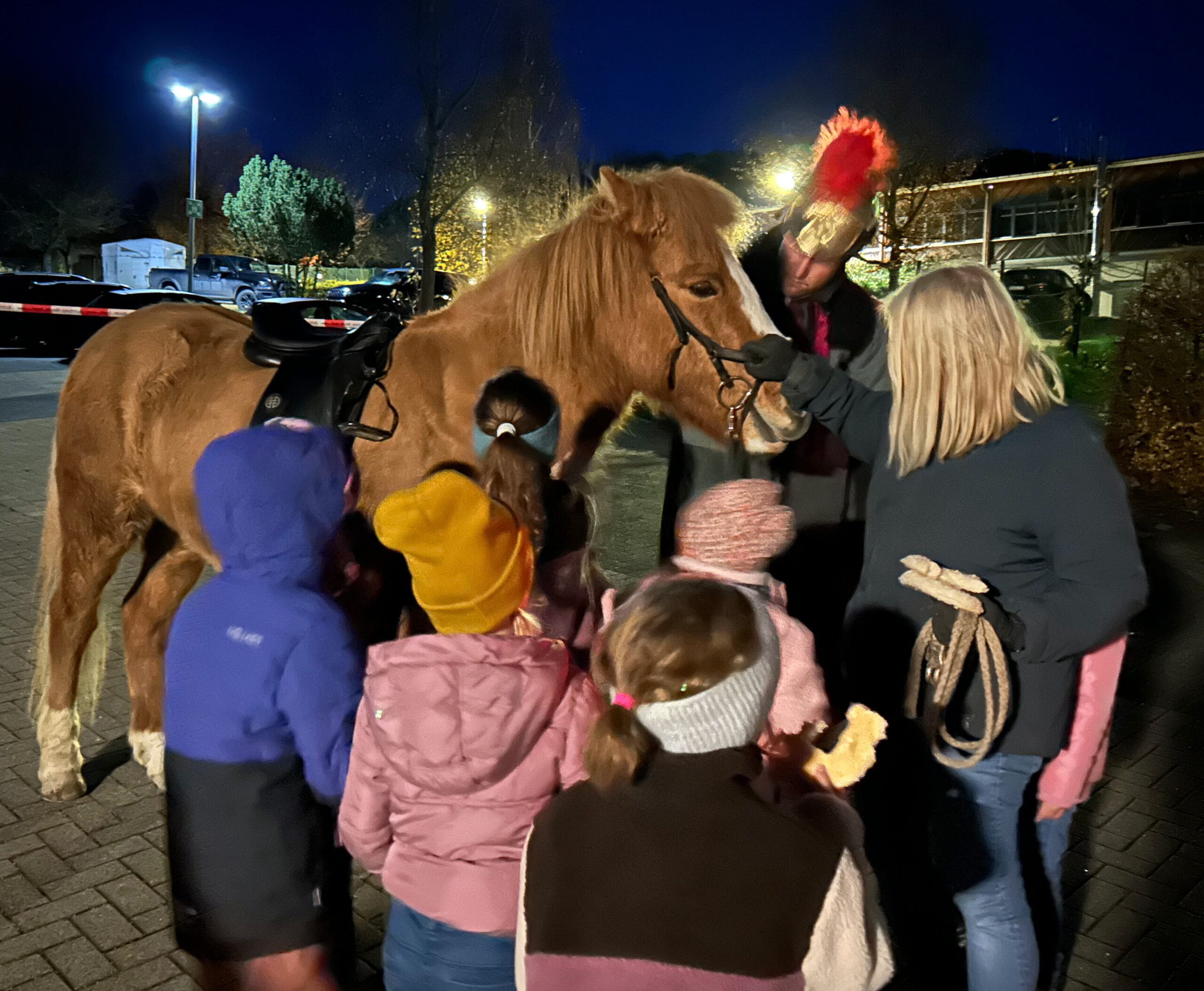 Die Kinder lieben es, das Pferd vom Sankt Martin nach dem Zug noch zu streicheln.