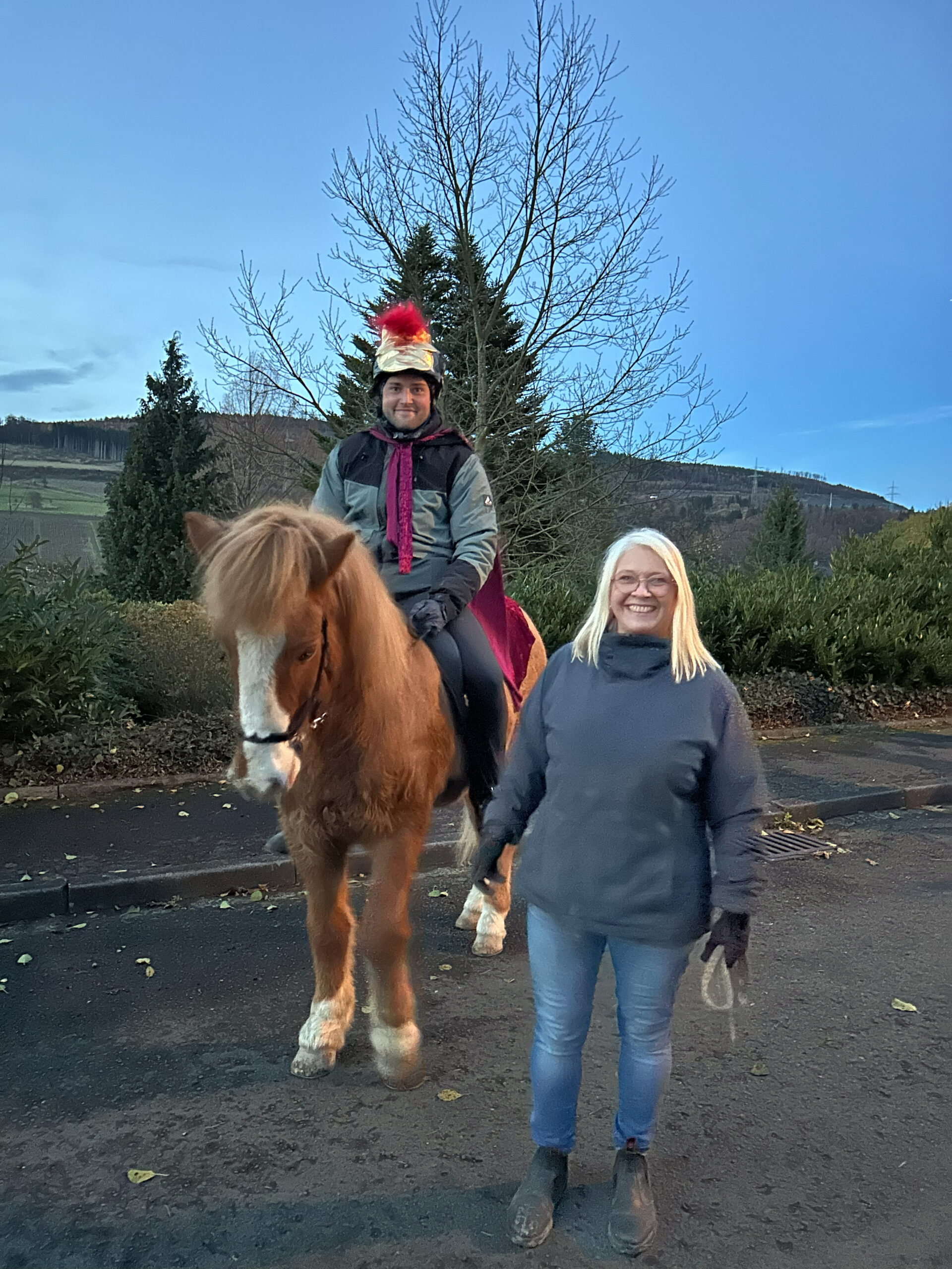 Joshua Scharrer als St. Martin auf dem Isländerpferd Fönix, geführt von seiner Schwiegermutter Angela Hütter.
