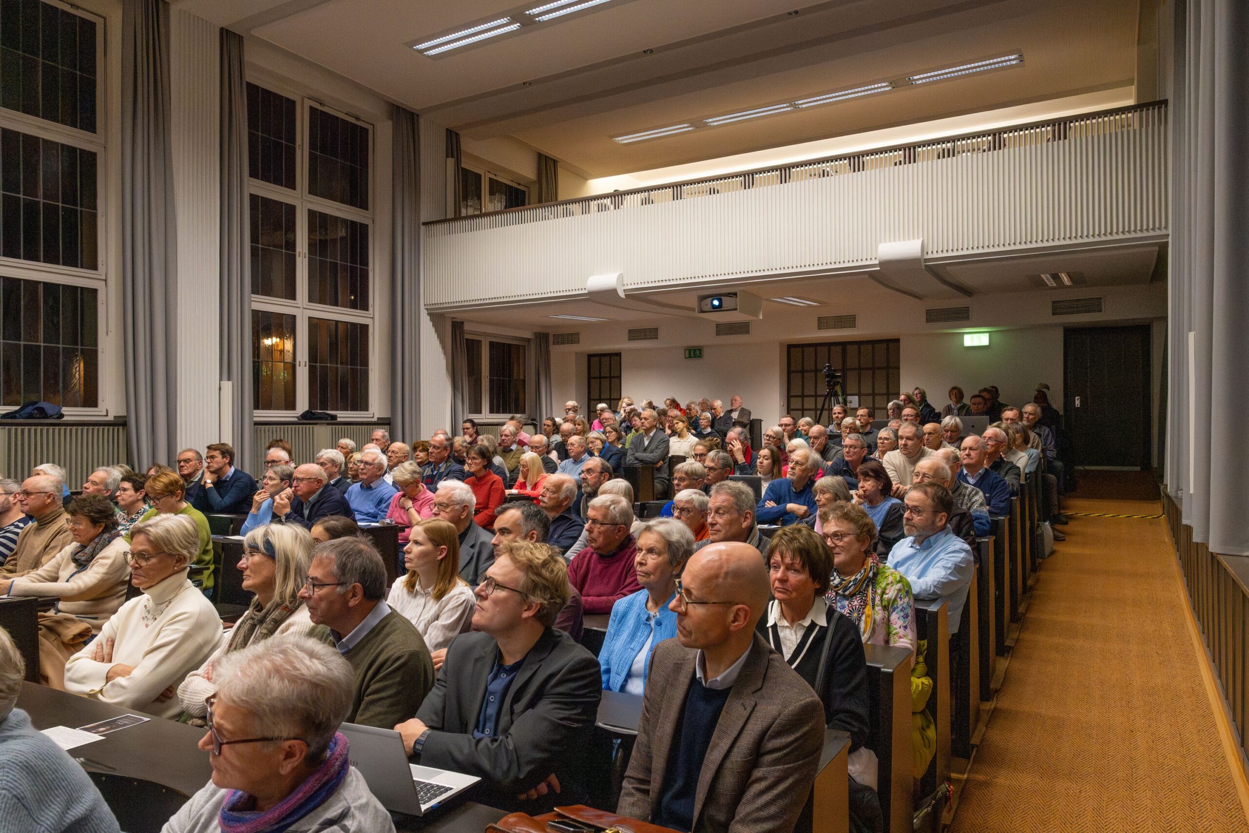 vollbesetzter Audimax der Theologischen Fakultät