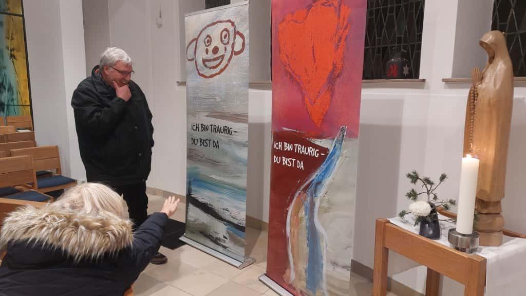 Menschen sprechen über Sorgen und Nöte in der Kolumbariumskirche Siegen