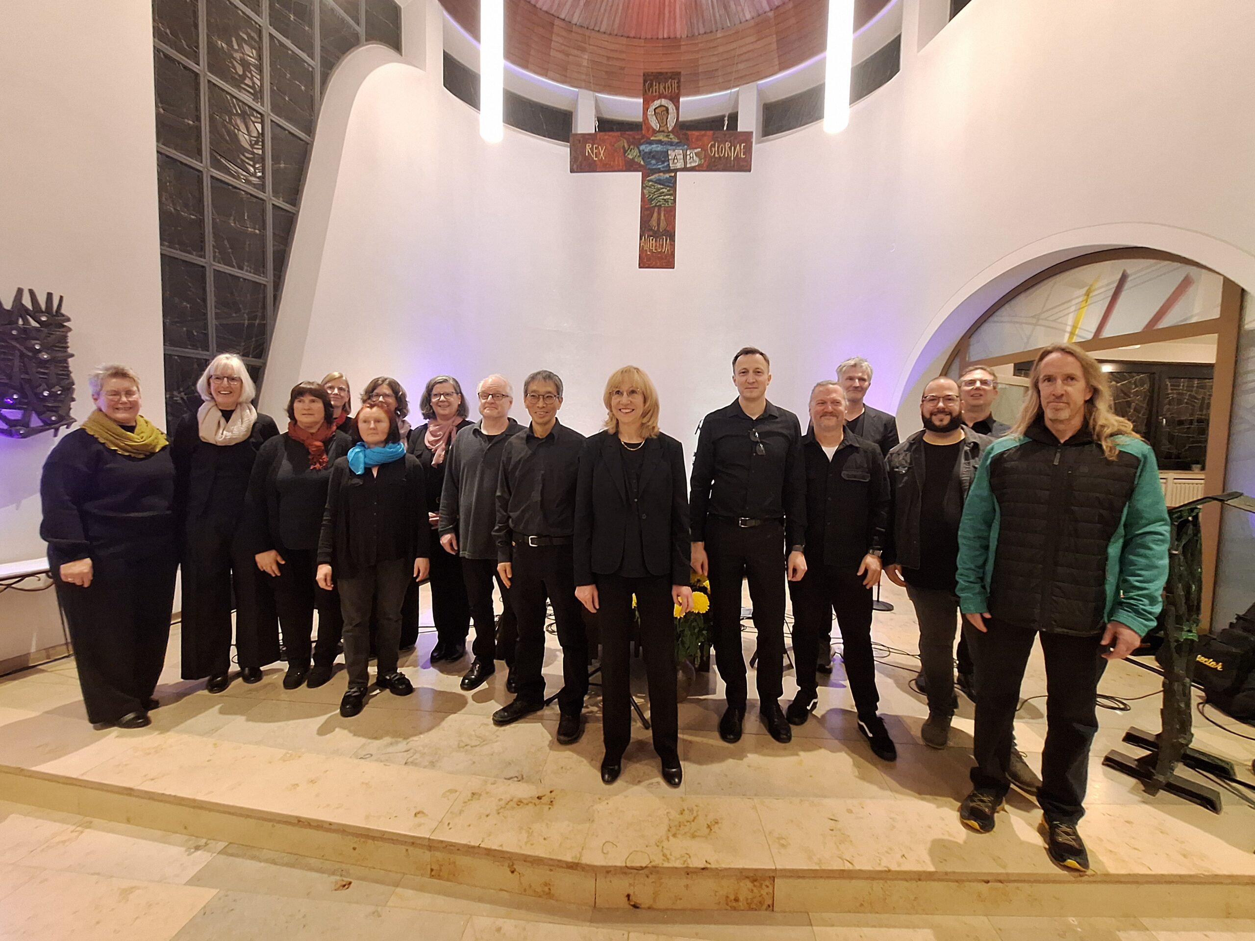 Helga Maria Lange (Mitte) mit der Gruppe „NGL“ und den Bandmitgliedern