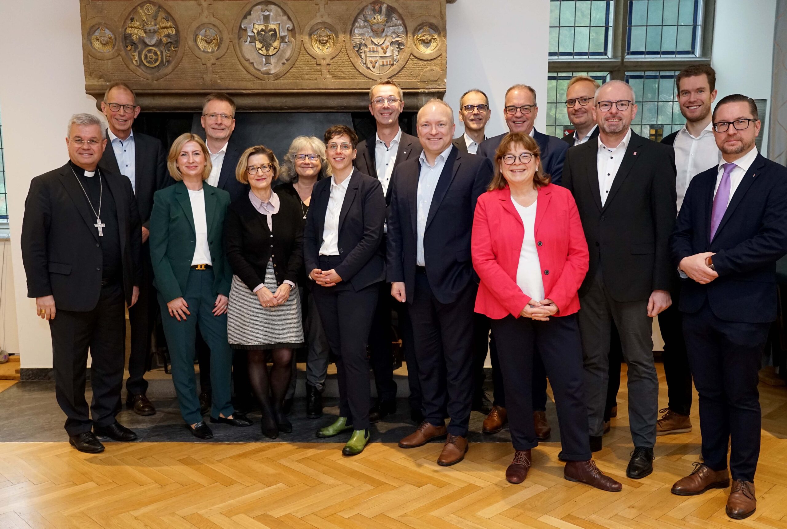 Die Geschäftsführungen der Agenturen für Arbeit aus den zwölf Bezirken im Gebiet des Erzbistums Paderborn kamen am Mittwoch in der Kommende Dortmund mit Erzbischof Dr. Udo Markus Bentz (links) zum Austausch über Entwicklungen auf dem Arbeitsmarkt zusammen. Foto: Michael Bodin / Erzbistum Paderborn