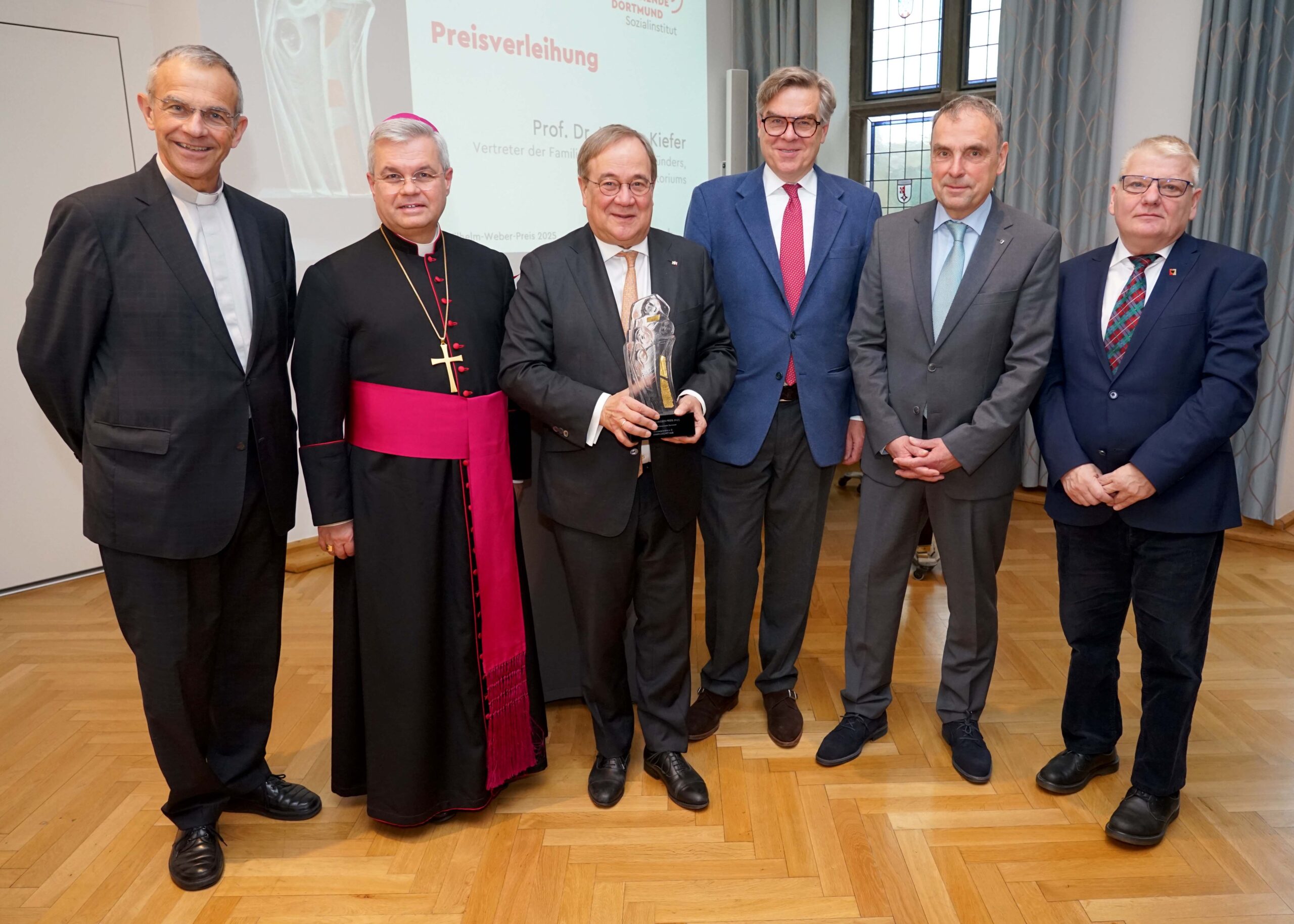 Armin Laschet erhält Wilhelm-Weber-Preis 2025 (v.l.): Prälat Dr. Peter Klasvogt (Vorsitzender des Kuratoriums), Erzbischof Dr. Udo Markus Bentz, Armin Laschet, Unternehmer Stefan Winners, Professor Dr. Markus Kiefer (Vertreter der Familie des Stiftungsgründers) und Bürgermeister Norbert Schilff (Dortmund). Foto: Michael Bodin / Erzbistum Paderborn