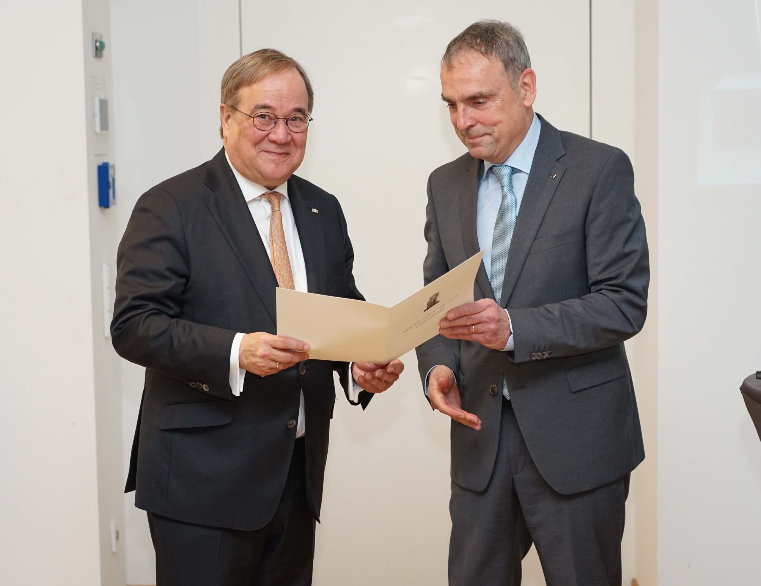 Professor Dr. Markus Kiefer (rechts), Vertreter der Familie des Stiftungsgründers, überreicht die Urkunde des Wilhelm-Weber-Preis 2025 an Armin Laschet (MdB), früherer Ministerpräsident von NRW. Foto: Michael Bodin / Erzbistum Paderborn