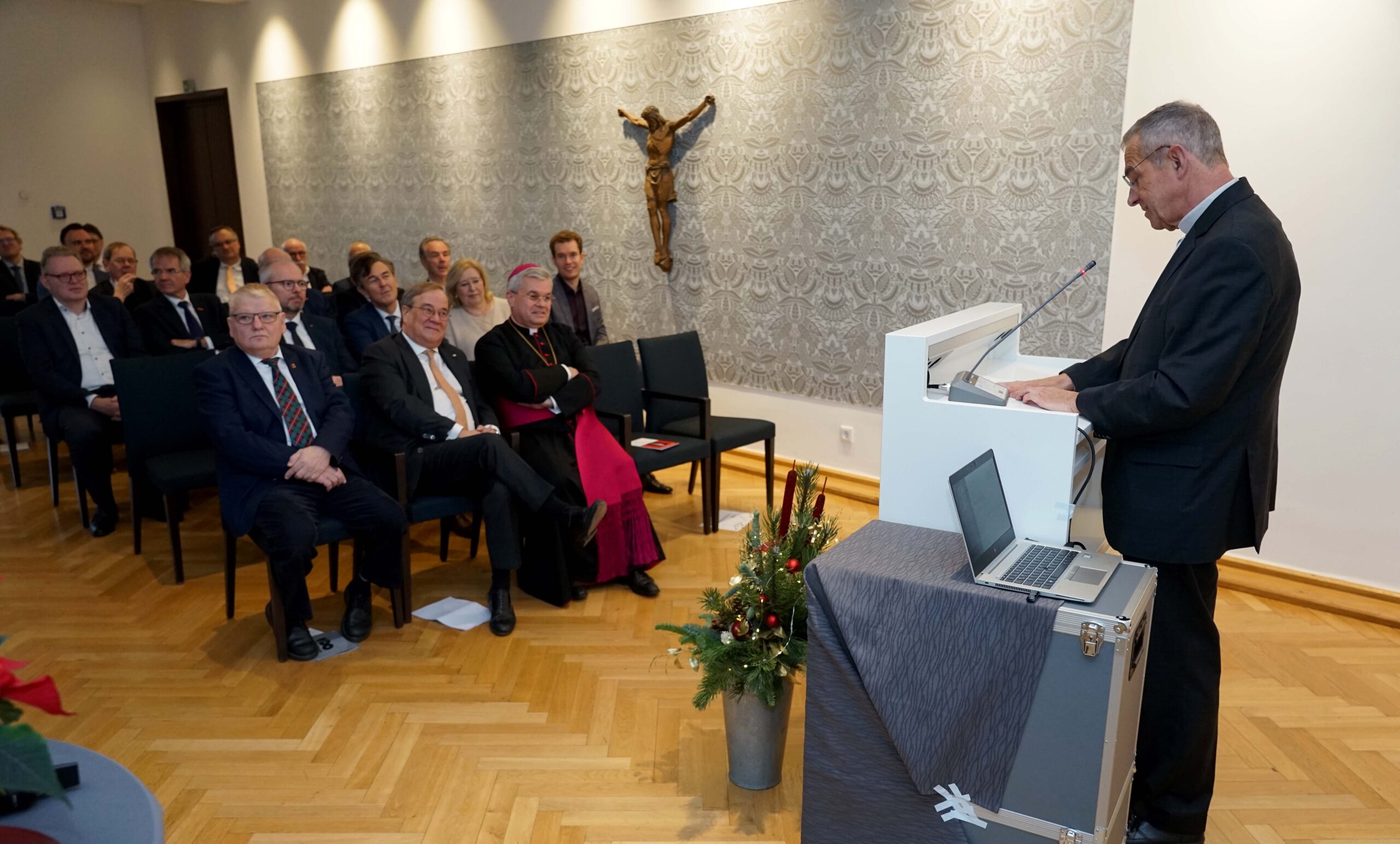 Prälat Dr. Peter Klasvogt, Vorsitzender des unabhängigen Kuratoriums zur Preisvergabe, begrüßt die Gäste des Festaktes zur Verleihung des Wilhelm-Weber-Preises 2025 an Armin Laschet (MdB), früherer Ministerpräsident von NRW. Foto: Michael Bodin / Erzbistum Paderborn