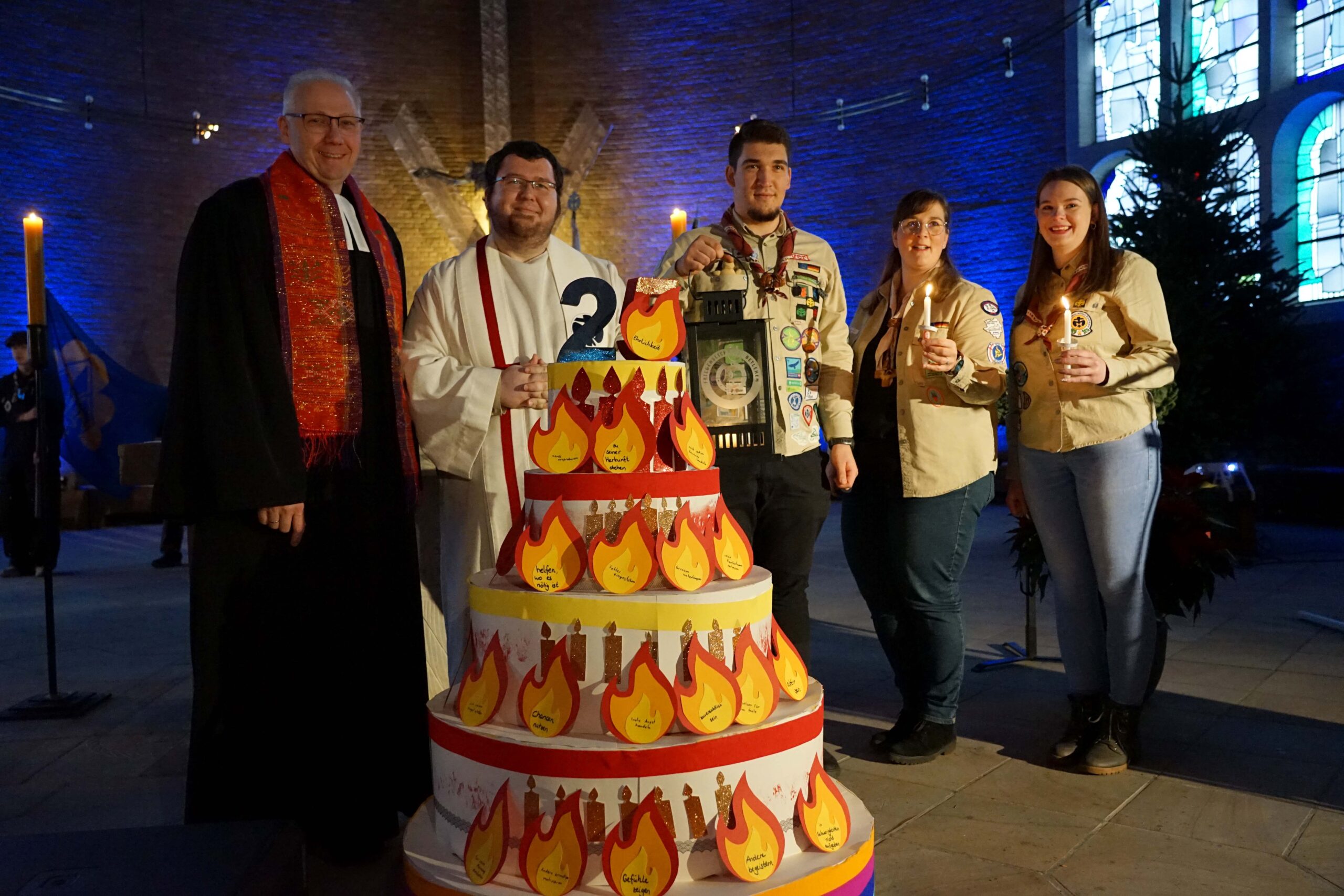 Das Friedenslicht wurde in Bethlehem entzündet und über Linz nach Deutschland und nach Dortmund gebracht – in diesem Jahr zum 25. Mal (v.l.): Christian Branko Uhlstein (evangelischer Landesjugendpfarrer), Thorsten Hasse (Diözesankurat der katholischen DPSG), Lasse Thoma (war für die DPSG in Linz), Moderatorin Lena Falke (DPSG) und Eva Reinders (war für die DPSG in Linz). Foto: Michael Bodin / Erzbistum Paderborn.