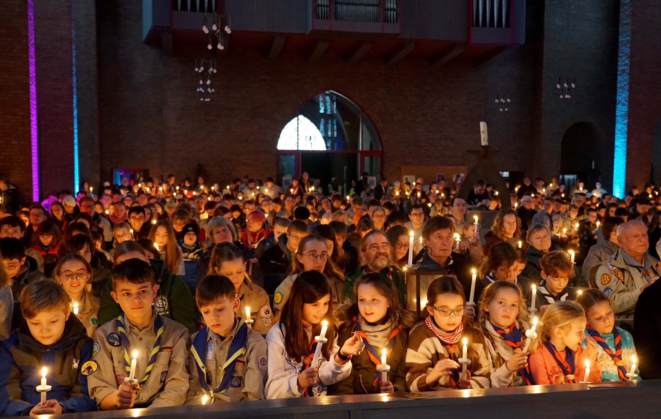 Das geteilte Friedenslicht aus Bethlehem verwandelte die bis auf den letzten Platz gefüllte St.-Joseph-Kirche in Dortmund in ein Lichtermeer. Foto: Michael Bodin / Erzbistum Paderborn.