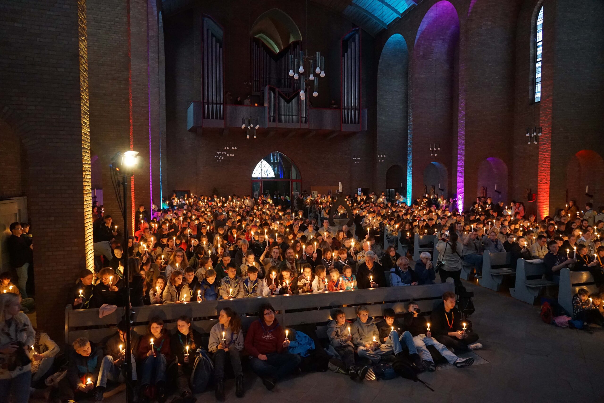 Hunderte Pfadfinderinnen und Pfadfinder aus dem Erzbistum Paderborn und der Evangelischen Kirche von Westfalen feierten in Dortmund den zentralen Aussendungsgottesdienst für das Friedenslicht aus Bethlehem. Foto: Michael Bodin / Erzbistum Paderborn.