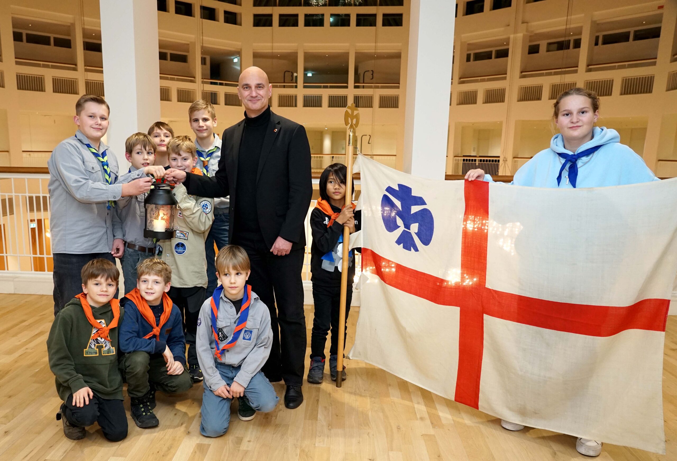 Pfadfinderinnen und Pfadfinder aus Eichlinghofen und Körne brachten am Montagabend das Friedenlicht aus Bethlehem in das Dortmunder Rathaus wo sie von Oberbürgermeister Alexander Kalouti empfangen wurden. Foto: Michael Bodin / Erzbistum Paderborn
