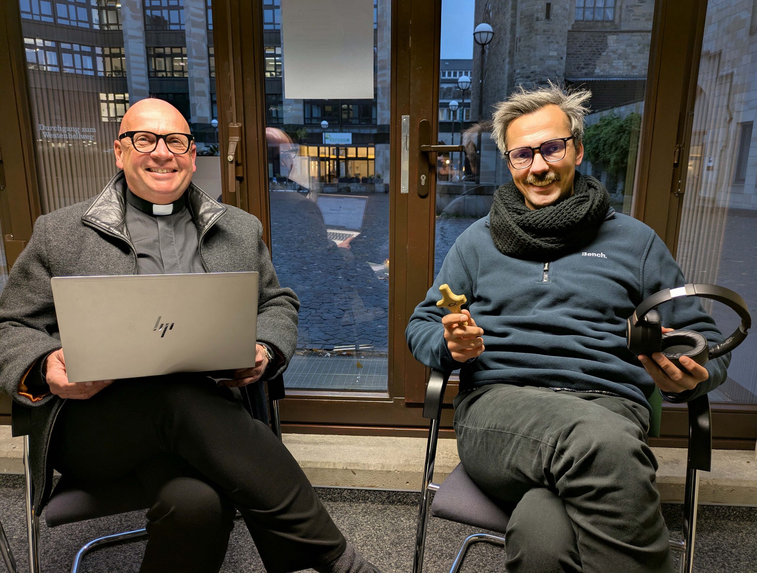 Laden ab dem 10. Januar 2026 zu einem neuen digitalen Gesprächsangebot ein (v.l.): Pastor Stefan Tausch und Sebastian Schopp vom Katholischen Forum in Dortmund. Foto: Michael Bodin / Erzbistum Paderborn
