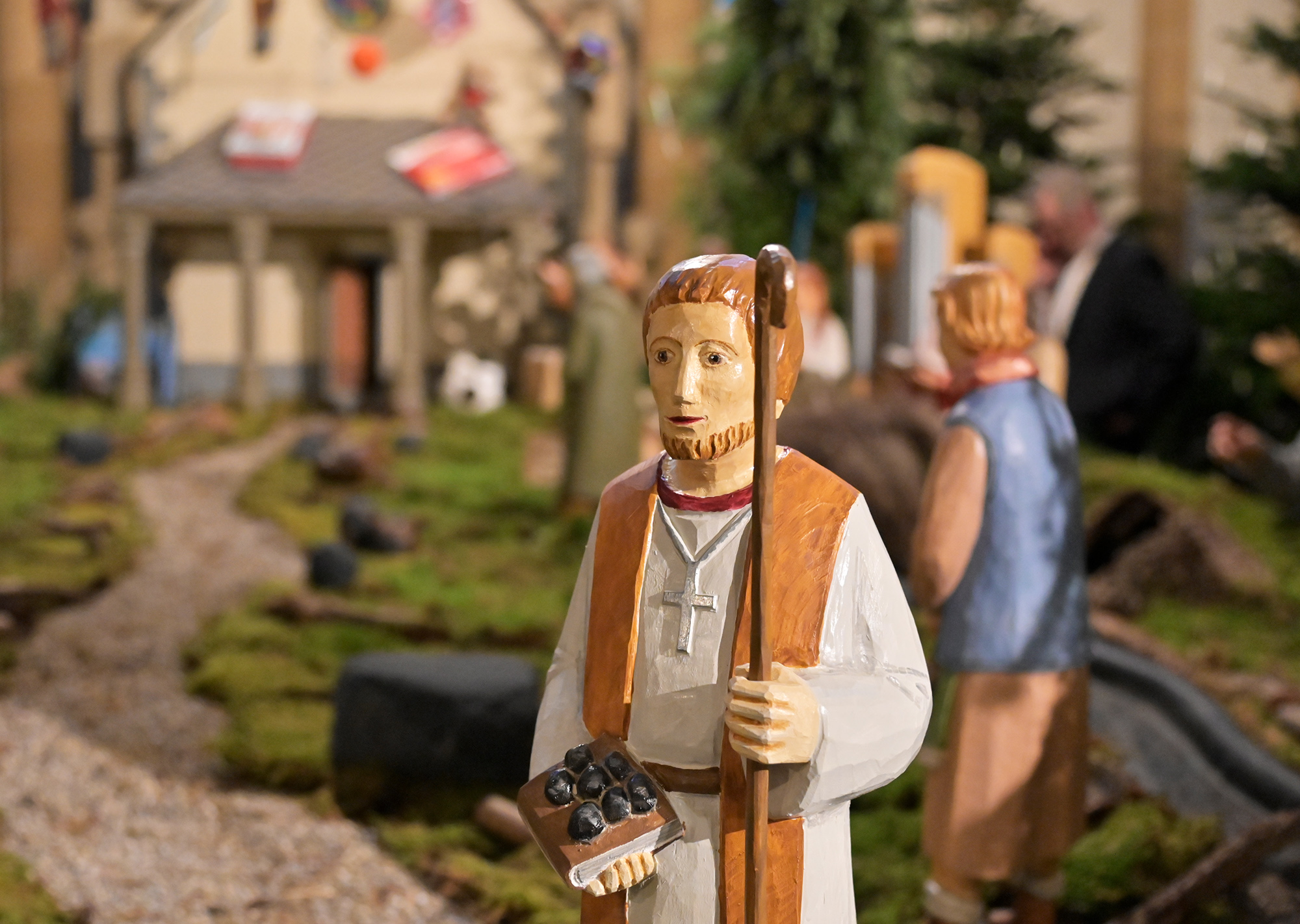 Krippenfigur des Liborius mit Bischofsstab und Gabenkorb in den Händen.