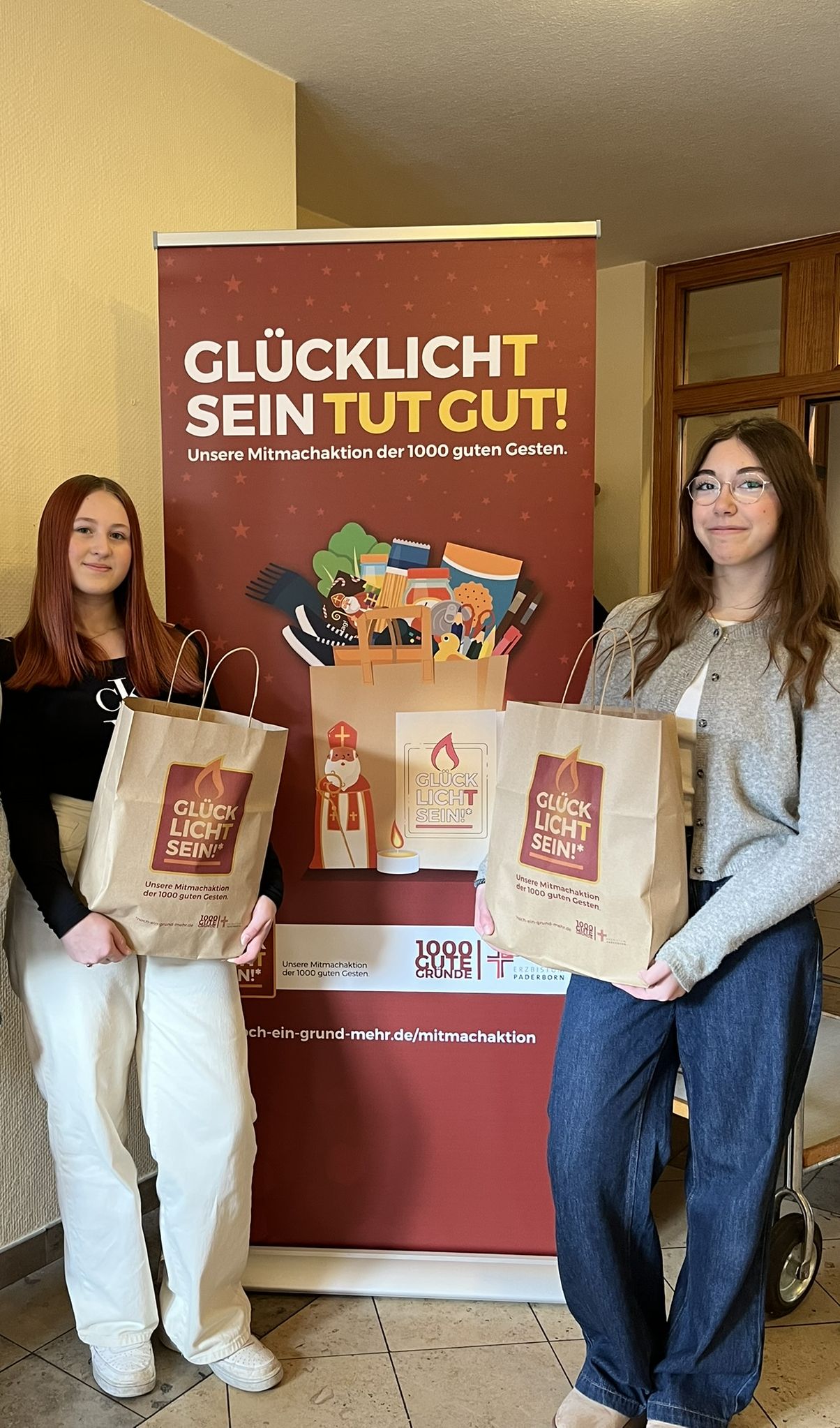 Neuntklässlerinnen mit gepackten Gücklich/t-Tüten