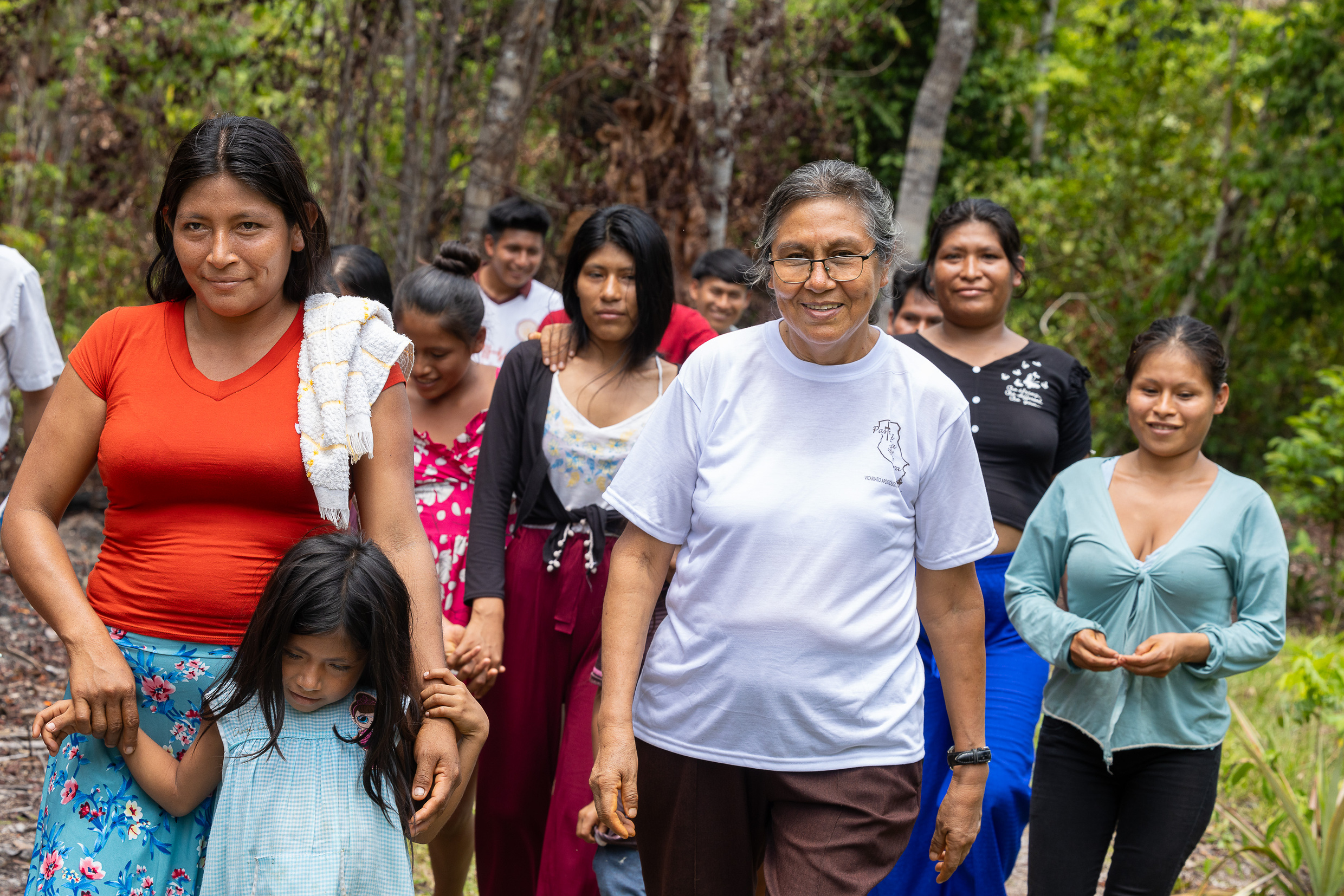 Sr. Lucero Guillén mit Dorfbewohnerinnen in Mayuriaga