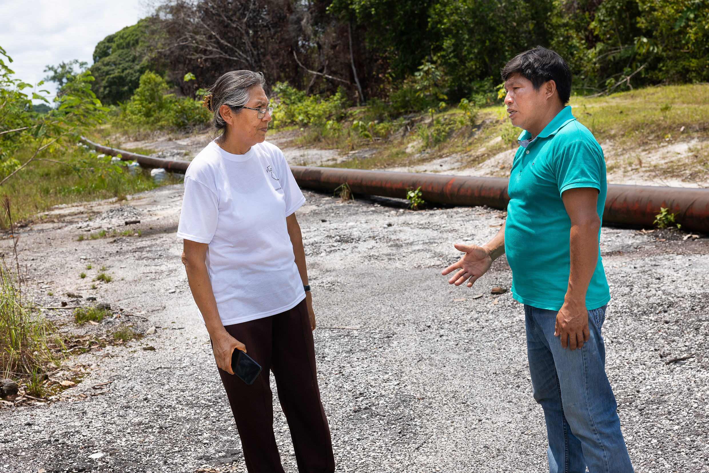 Sr. Lucero (l.) Guillén mit einem Dorfvorsteher an der Pipeline in Mayuriaga