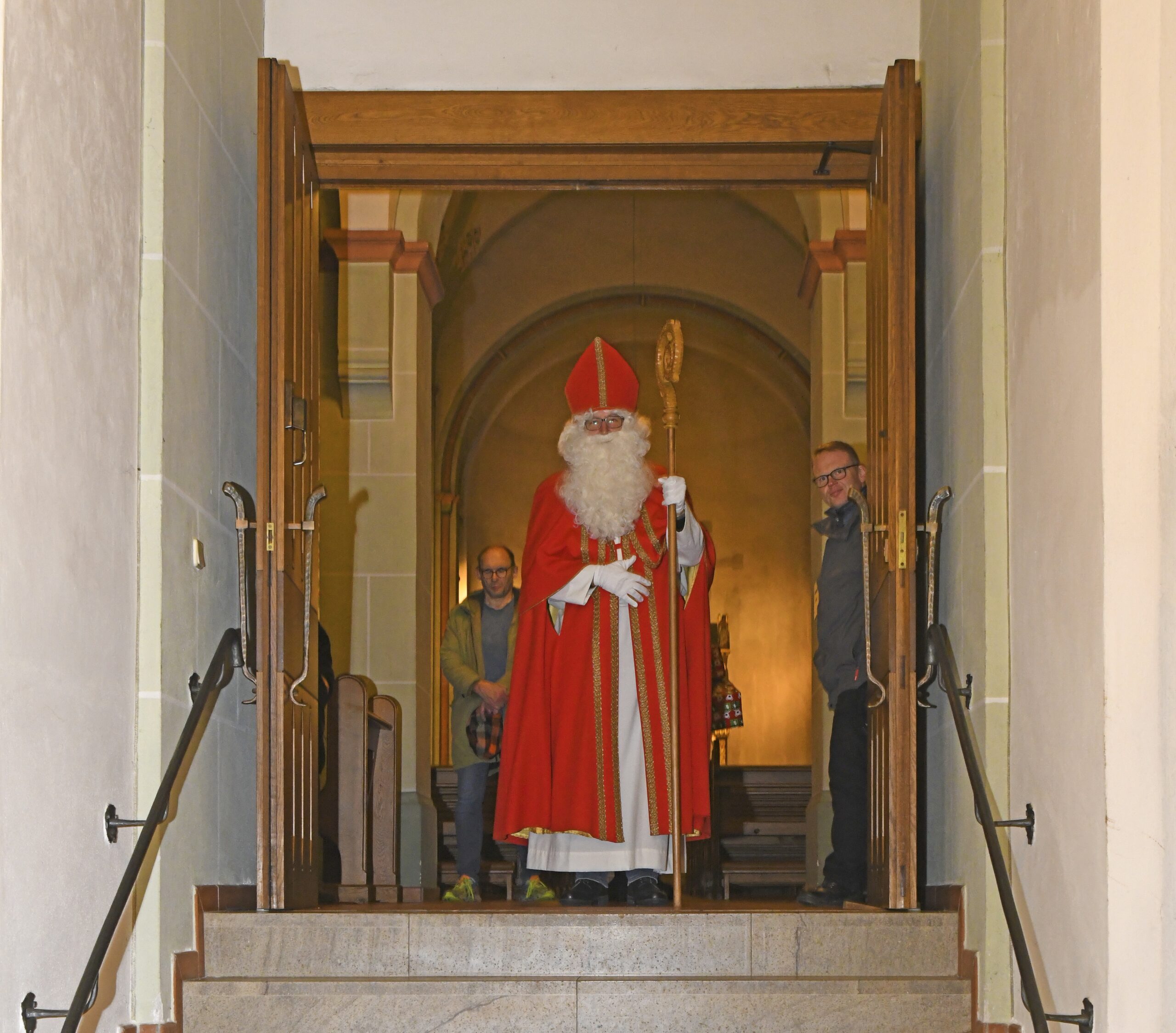 Der Nikolaus erscheint im Portal der Pfarrkirche St. Nikolaus..