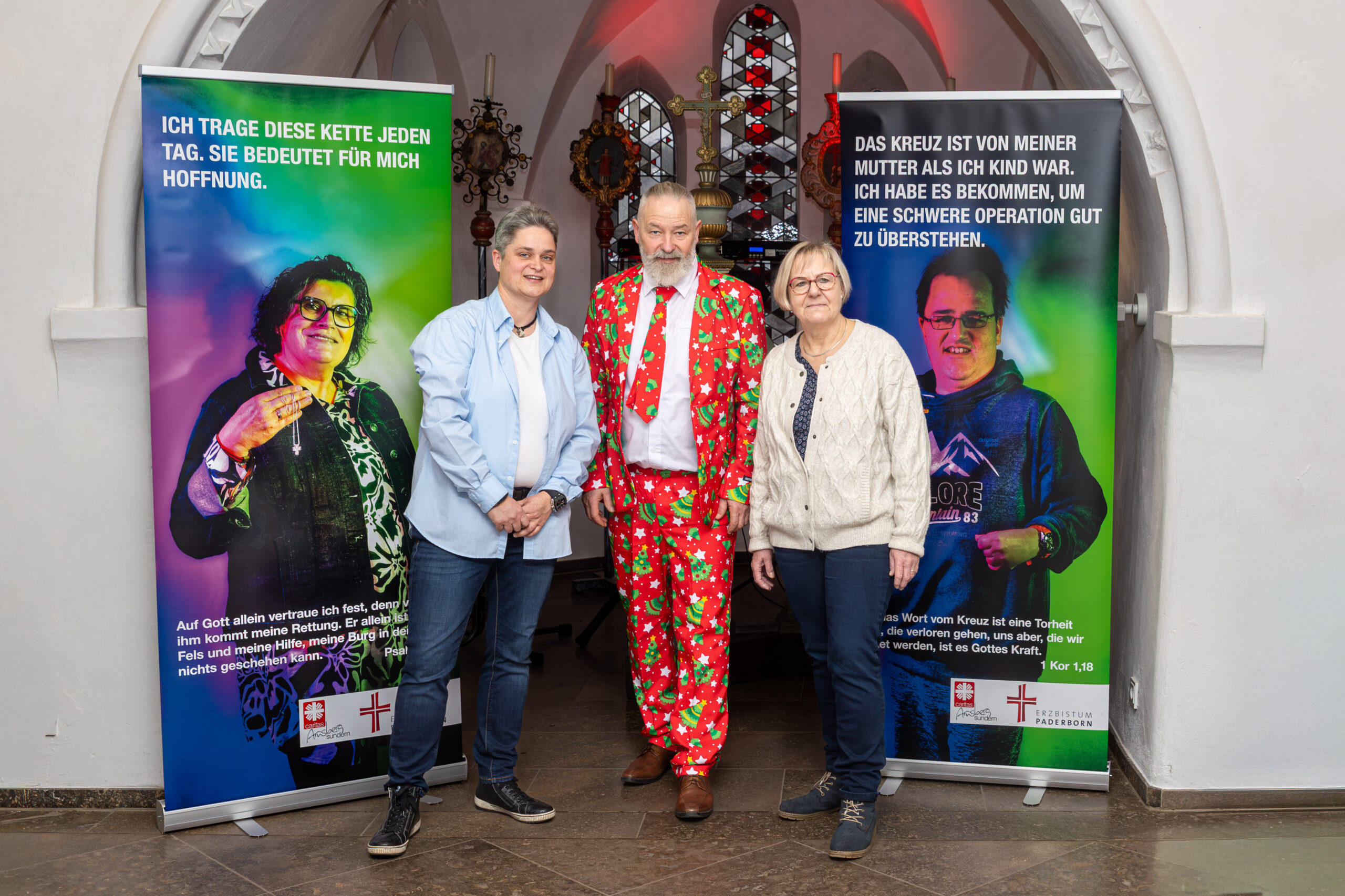 “Hoffnung ist die kleine Flamme, die mit ihrem Licht die Dunkelheit durchdringt.” , so Helga Schäferling