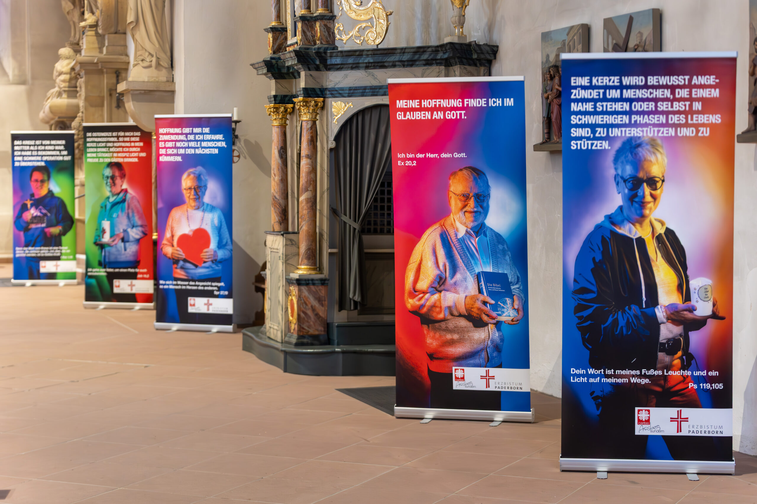 Das Bild zeigt die Ausstellung „Bilder der Hoffnung“