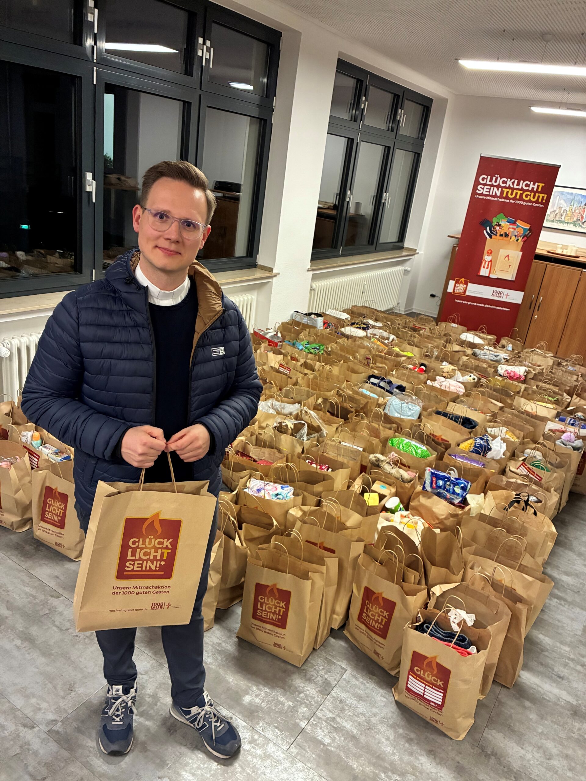 Mit vielen GLÜCKLICHT/T-Tüten: Vikar Mike Hottmann.