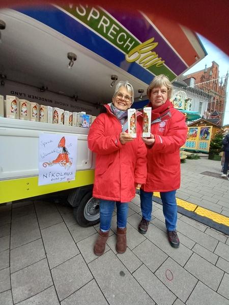 Die Leiterin der Wärmestube, Yvonne Johann, (rechts) und Mitarbeiterin Susanne Rathert verteilten Nikoläuse in der Stadt.