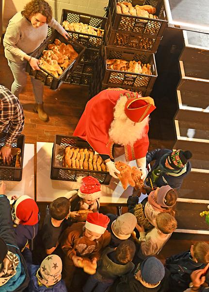 Der Nikolaus verteilt Stutenkerle in der Konzerthalle.