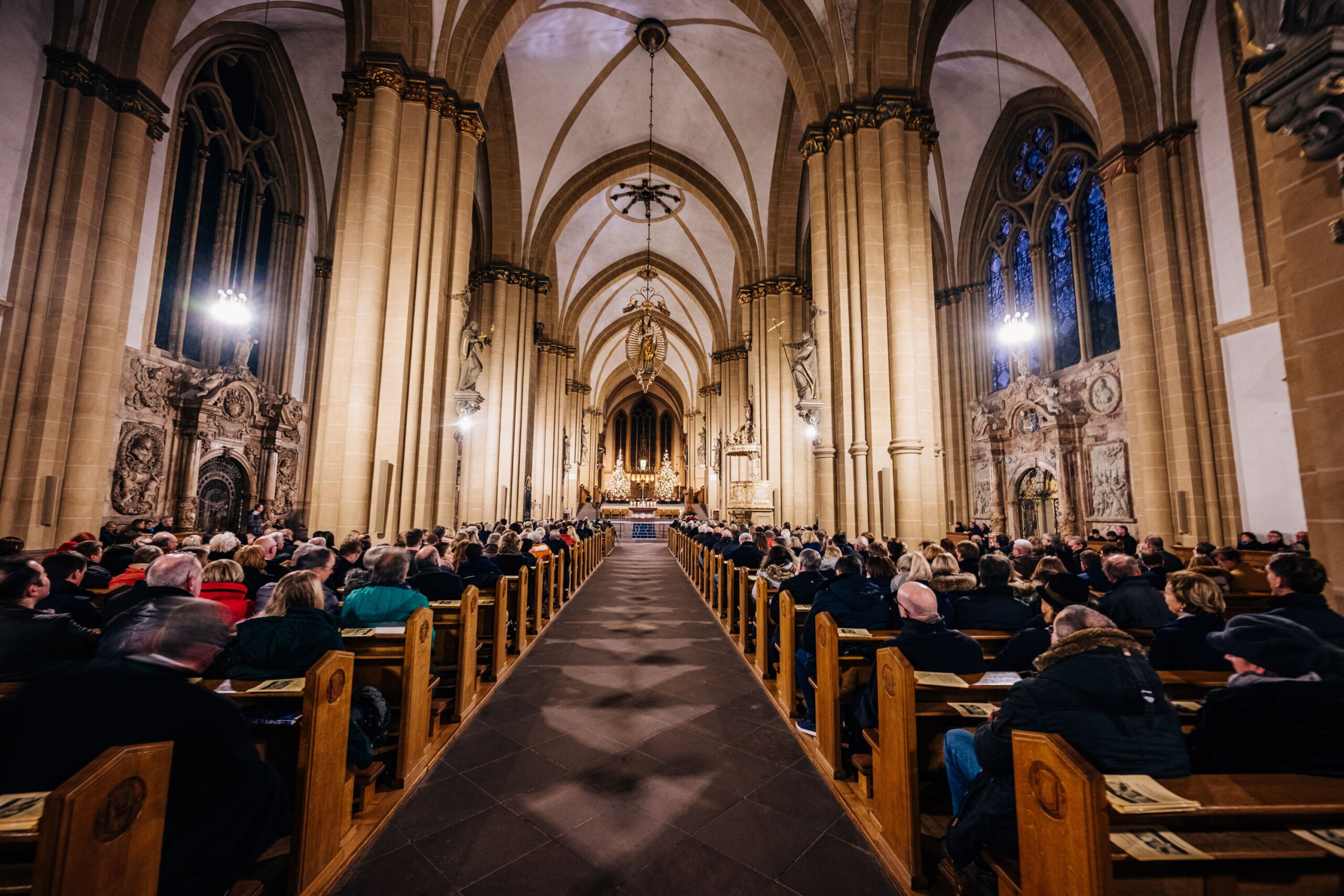 Das Bild zeigt eine Christmette im paderborner Dom
