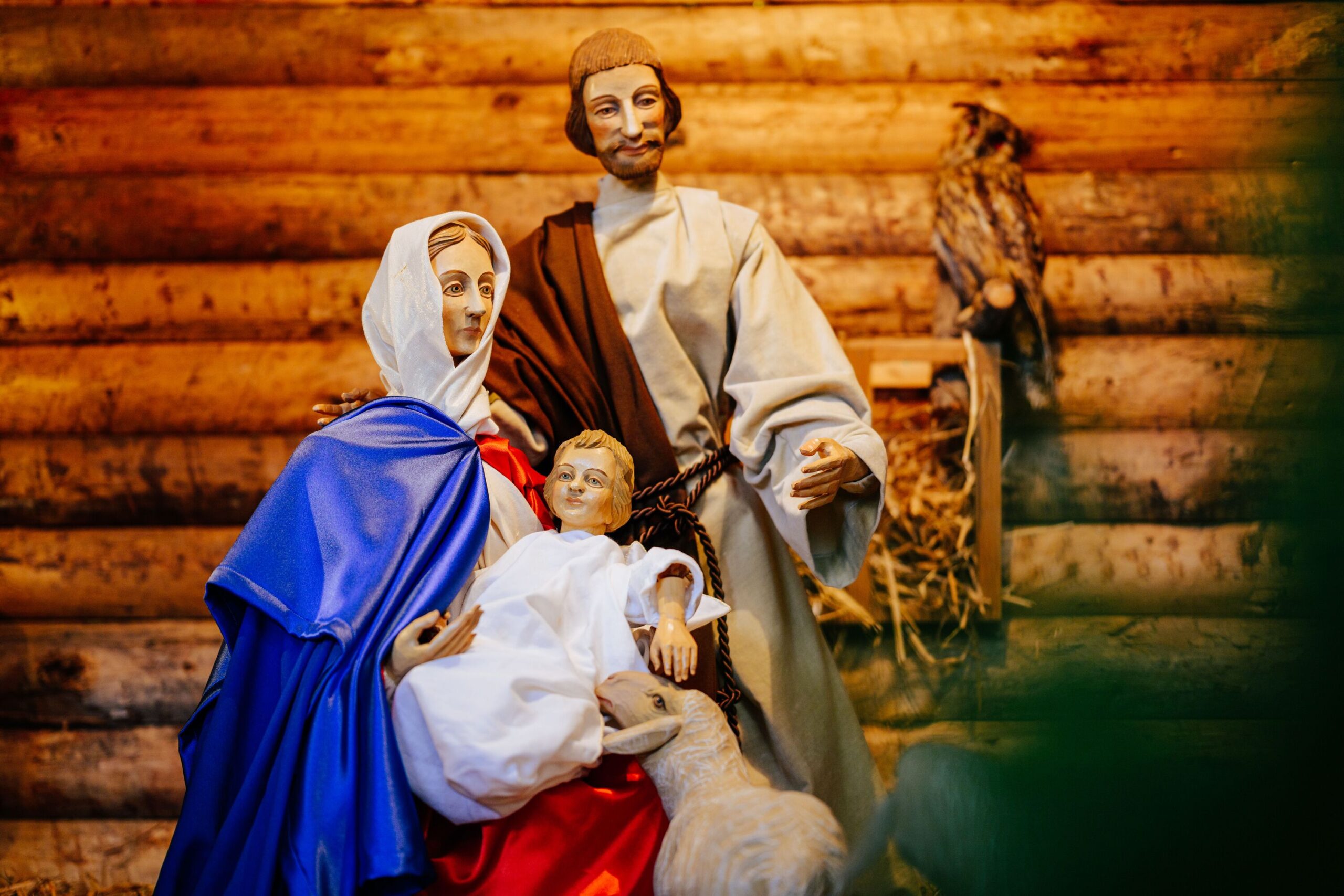 Das Bild zeigt Josef, Maria und Jesus in der Krippe.