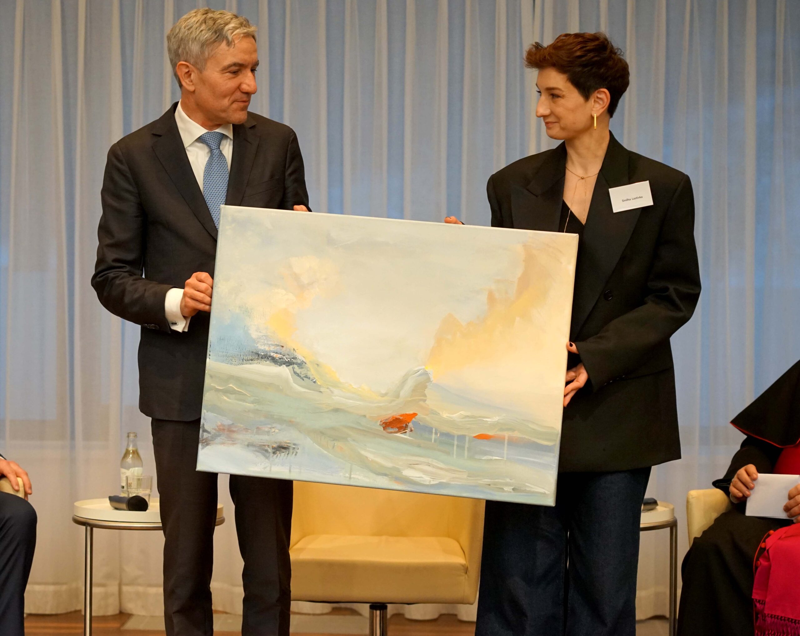 Als Gastgeschenk erhielt der Präsident des Bundesverfassungsgerichts, Prof. Dr. Stephan Harbarth, beim Dreikönigsempfang in der Katholischen Akademie Schwerte ein Bild ukrainischen Künstlerin Sinilha Lastivka. Die Künstlerin lebt seit drei Jahren in Schwerte und war 2023 Artist in Residence-Stipendiatin der Katholischen Akademie. Foto: Michael Bodin / Erzbistum Paderborn