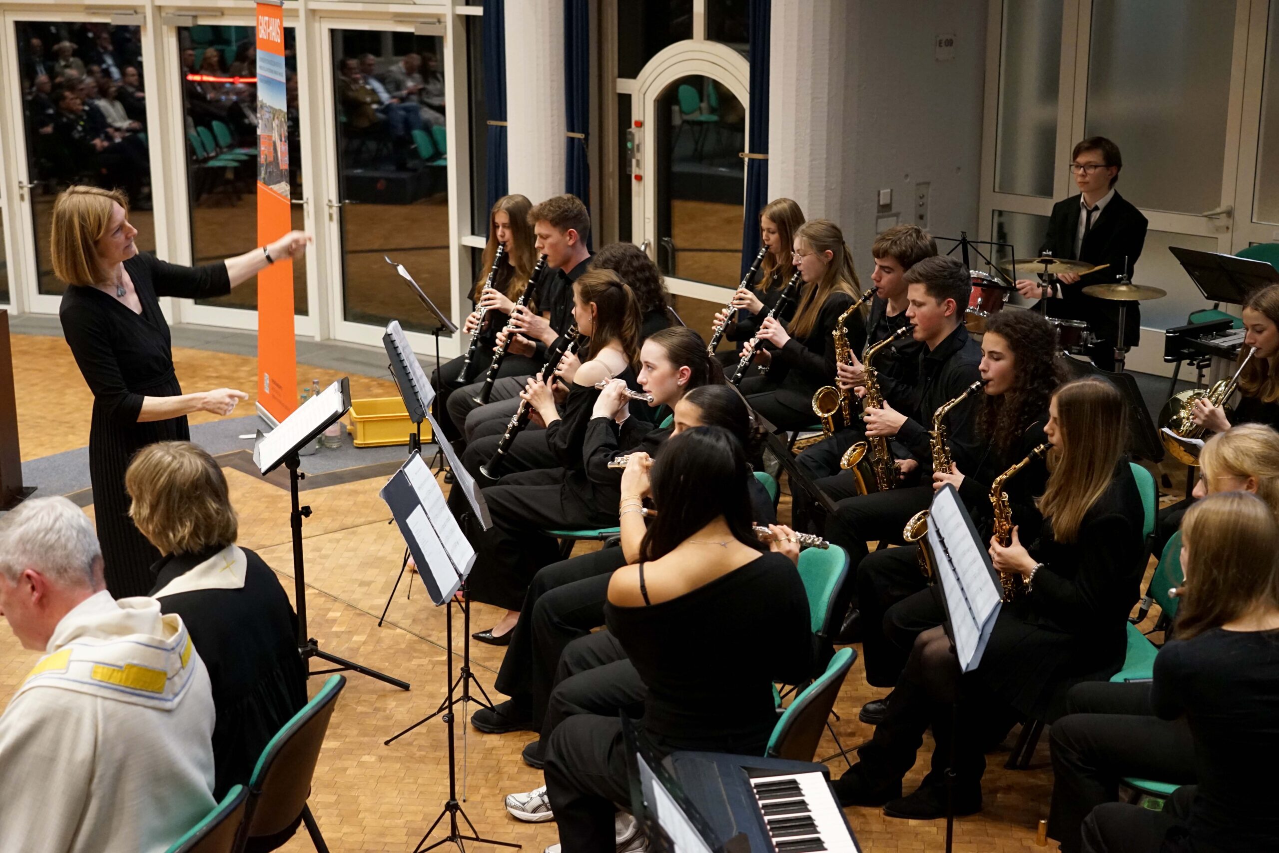 Der ökumenische Gottesdienst zu Beginn der Jubiläumsfeier wurde von Schülerinnen und Schülern des Mallinckrodt-Gymnasiums musikalisch und inhaltlich mitgestaltet. Foto: Michael Bodin / Erzbistum Paderborn
