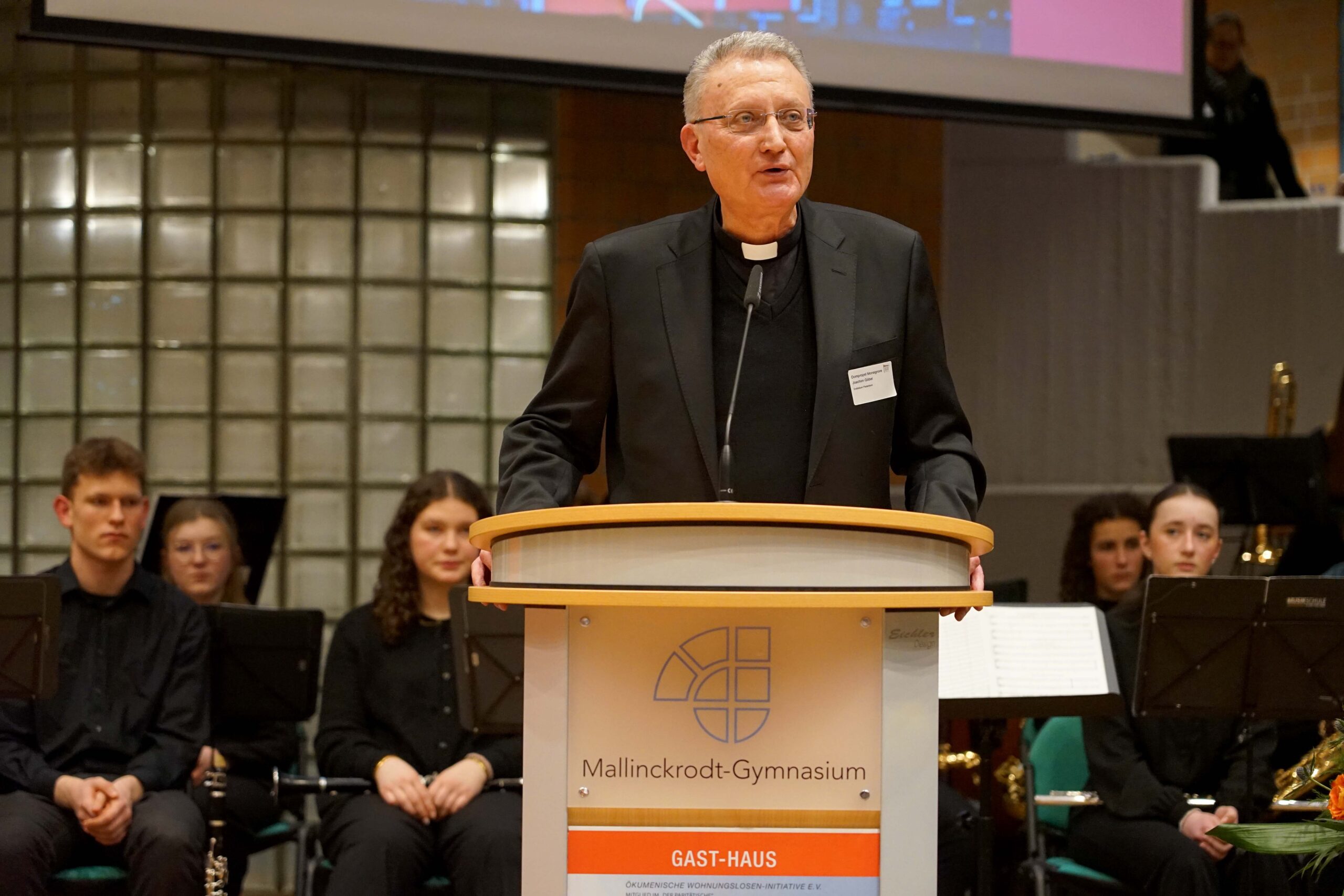 Dompropst Monsignore Joachim Göbel verlas ein Grußwort von Erzbischof Dr. Udo Markus Bentz. Foto: Michael Bodin / Erzbistum Paderborn