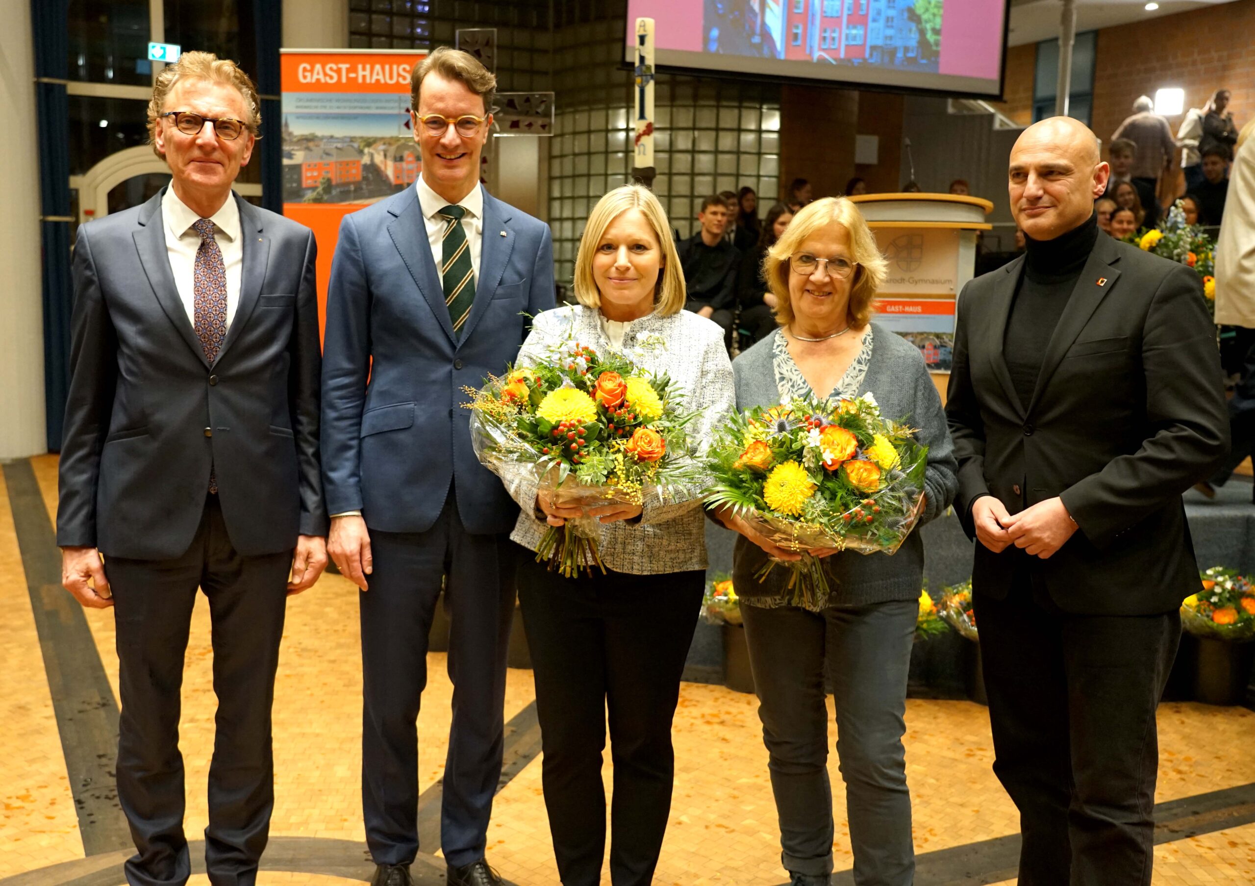 Festakt „30 Jahre Gast-Haus statt Bank“ im Dortmunder Mallinckrodt-Gymnasium (v.l.): Schulleiter Christoph Weishaupt, NRW-Ministerpräsident Hendrik Wüst, Gast-Haus-Geschäftsführerin Katrin Lauterborn, Gast-Haus-Vorsitzende Birgit Pöting-Godehardt und der Dortmunder Oberbürgermeister Alexander Kalouti. Foto: Michael Bodin / Erzbistum Paderborn