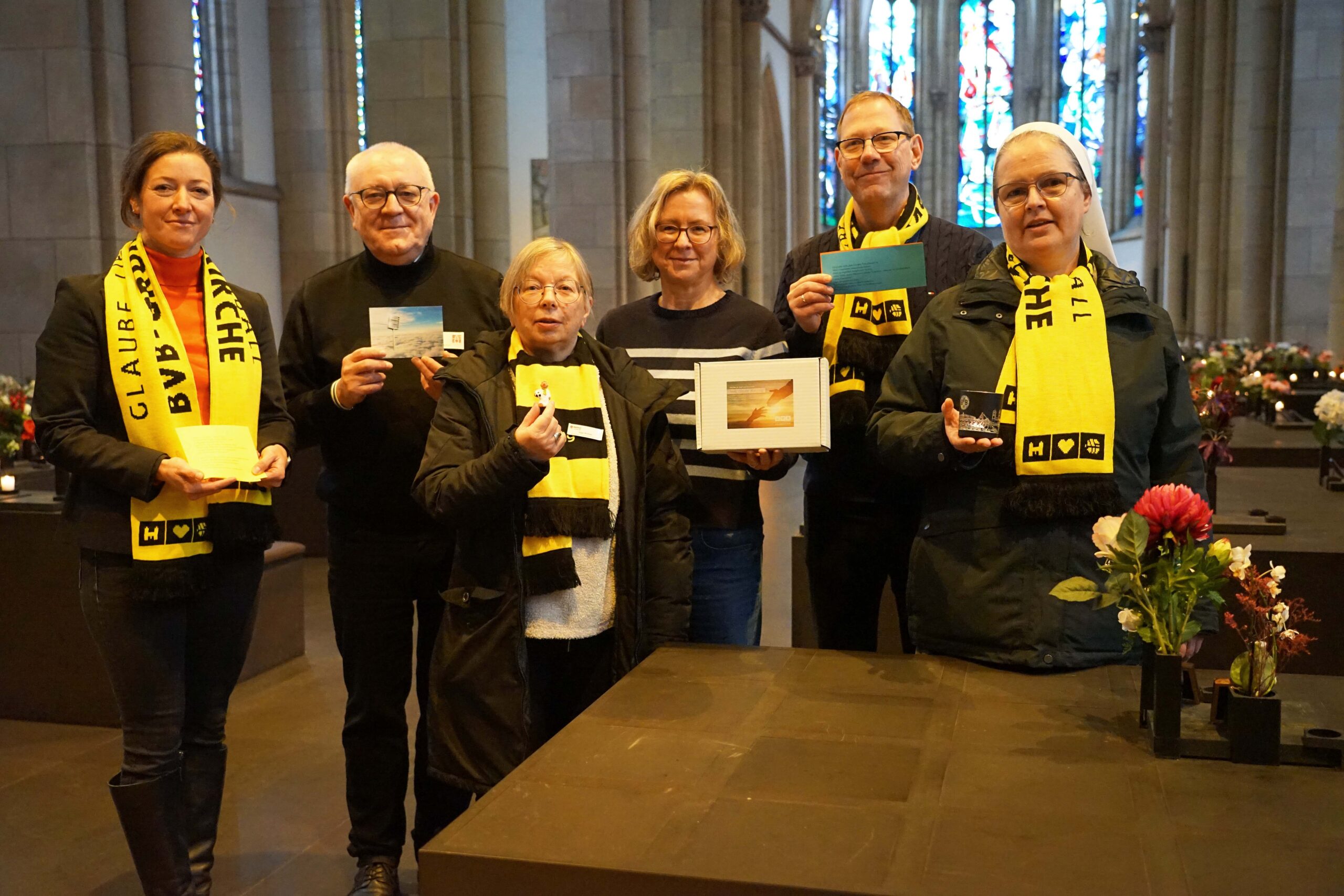 Stellten in der Grabeskirche Liebfrauen die vom Projekt BVB-Gründerkirche entwickelte Trauerbox vor (v.l.): Maike Vollmer (Stiftungsbevollmächtigte „Leuchte auf“ und 2. Vorsitzende Förderverein BVB-Gründerkirche), Pfarrer Georg Birwer (Beauftragter für Trauerpastoral der katholischen Stadtkirche Dortmund), Inge Werner (Malteser-Hilfsdienst), Pfarrerin Birgit Steinhauer (evangelische Pfarrerin für Seelsorge und Trauerbegleitung), Karsten Haug (BVB-Gründerkirche) und Schwester Klara Arnolds (BVB-Gründerkirche). Foto: Michael Bodin / Erzbistum Paderborn