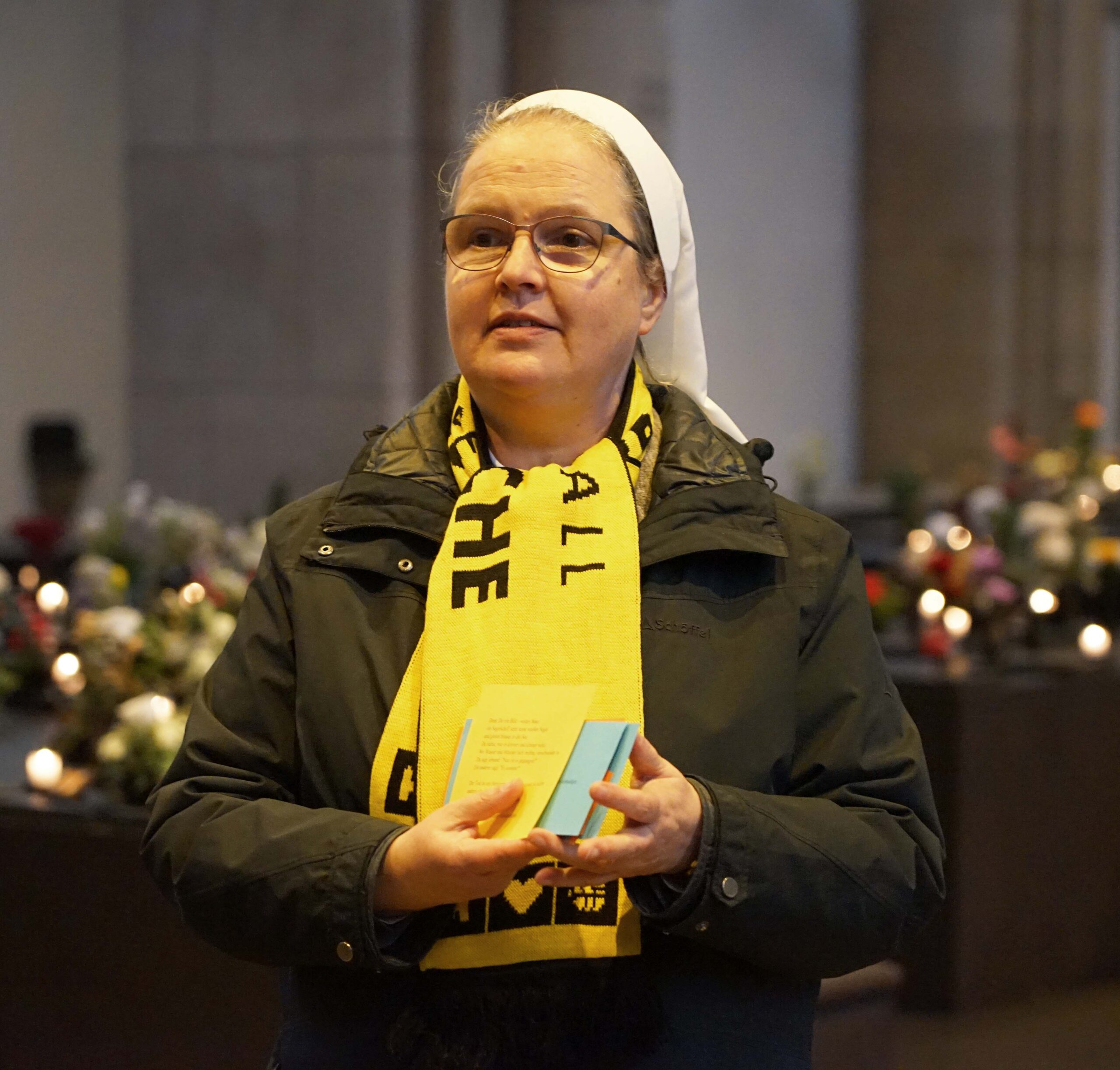 Schwester Klara Arnolds vom Projekt BVB-Gründerkirche stellte in der Grabeskirche Liebfrauen den Inhalt der Trauerbox für Angehörige und Freunde verstorbener Fans vor. Foto: Michael Bodin / Erzbistum Paderborn