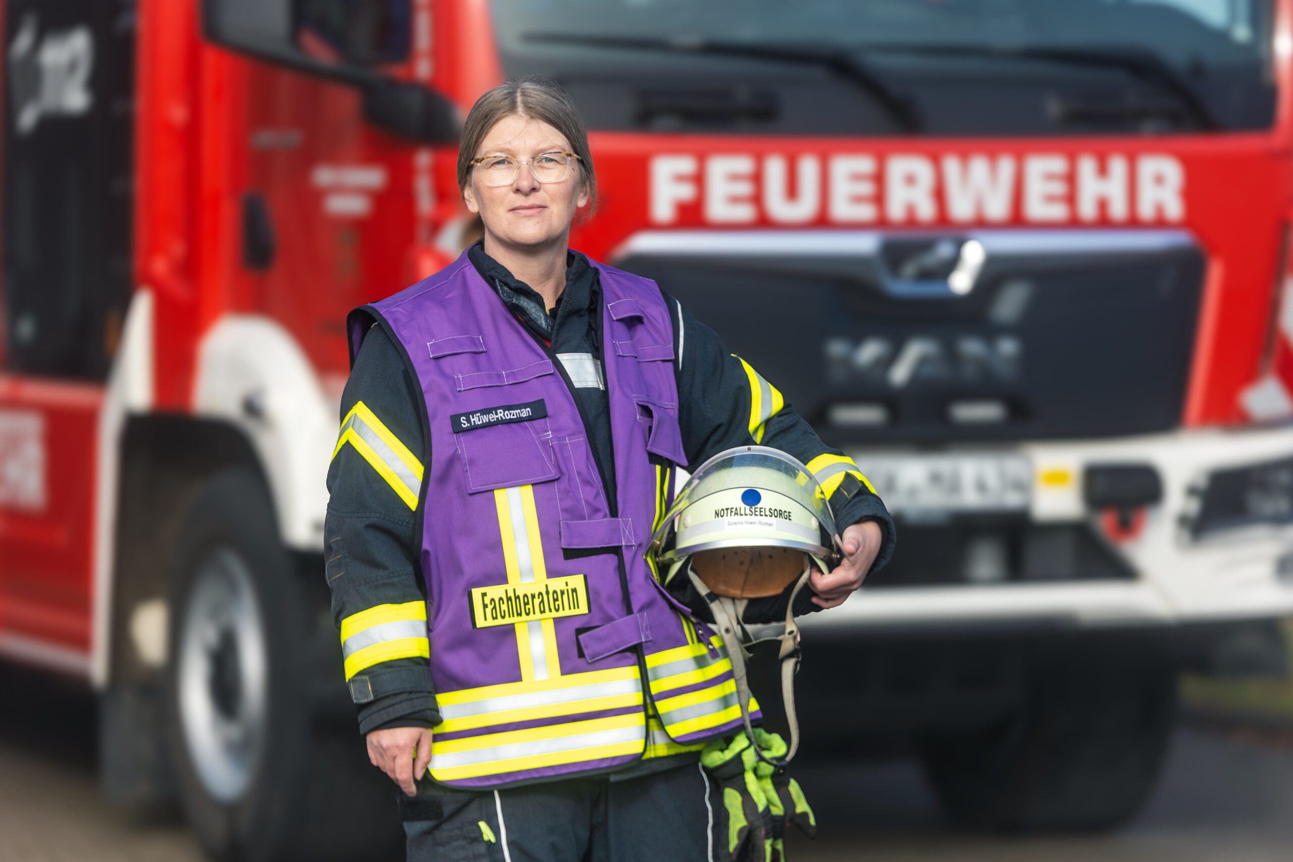 Susanne Hüwel-Rozmans vor einem Feuerwehrauto.