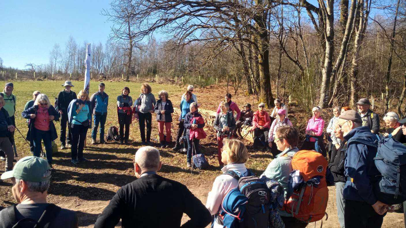 Die Pilgergruppe macht Station für einen Impuls