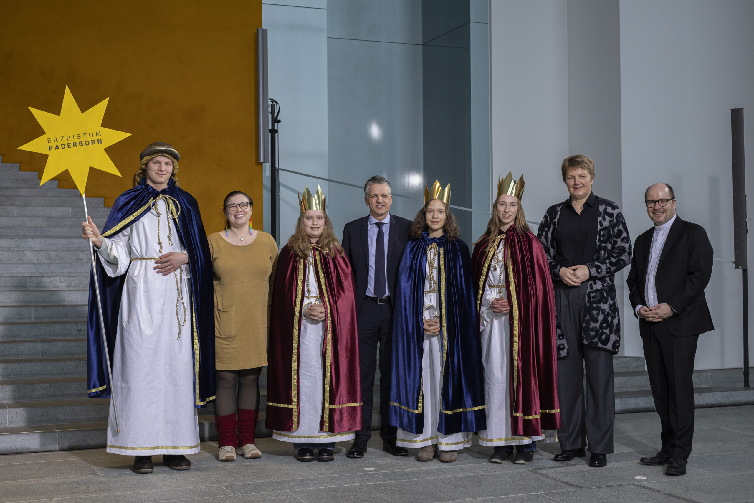 Zum Gruppenfoto mit Thorsten Frei, Chef des Bundeskanzleramts, stellten sie sich gemeinsam auf mit Pfarrer Dirk Bingener, Präsident des Kindermissionswerks ‚Die Sternsinger‘, und Daniela Hottenbacher, Bundesvorsitzende des Bundes der Deutschen Katholischen Jugend