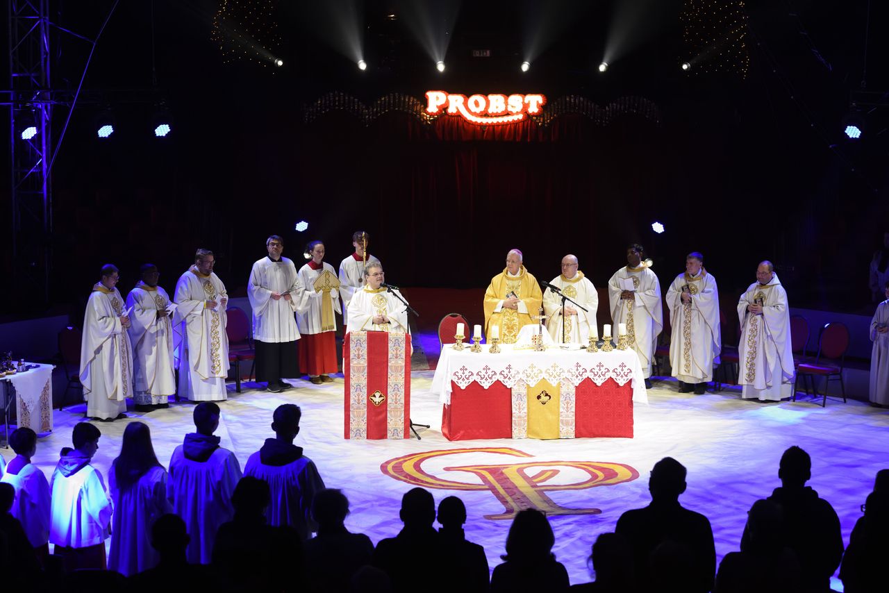 Gottesdienst im Zirkuszelt des Gelsenkirchener Weinachtszirkus
