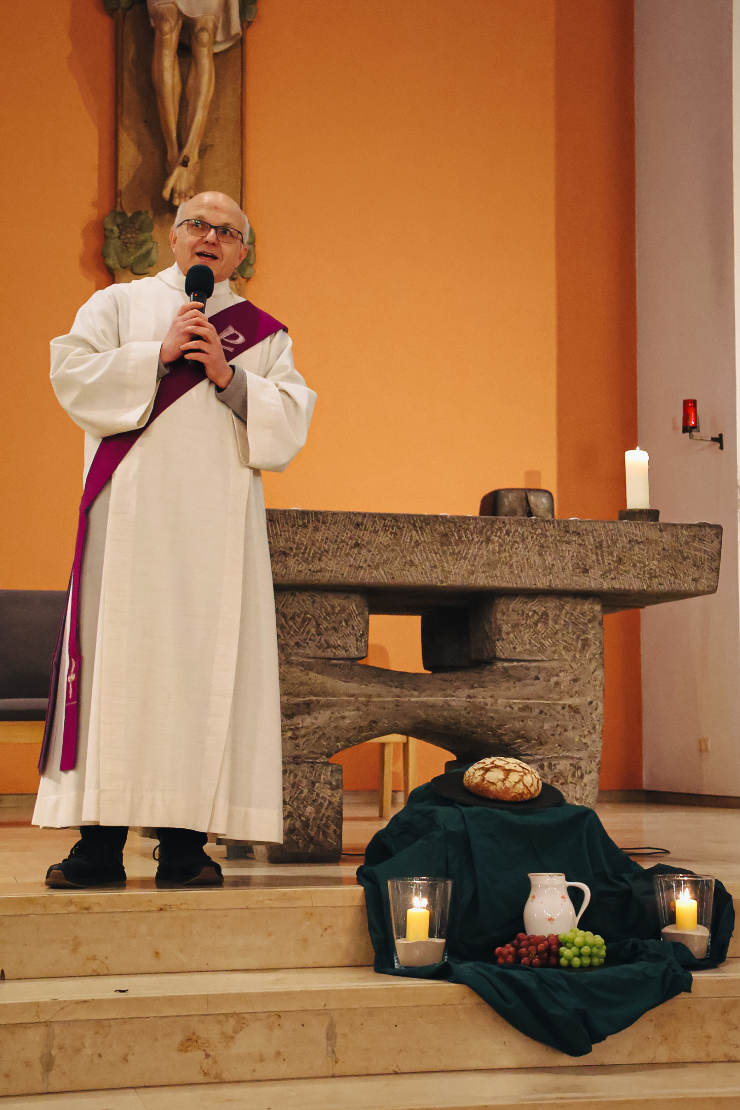 Diakon Adrian Koczy in der Kirche.