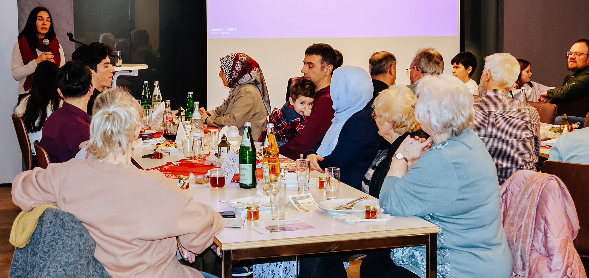 Das Entdecken von Gemeinsamkeit setzte sich beim Mitbring-Buffet fort.