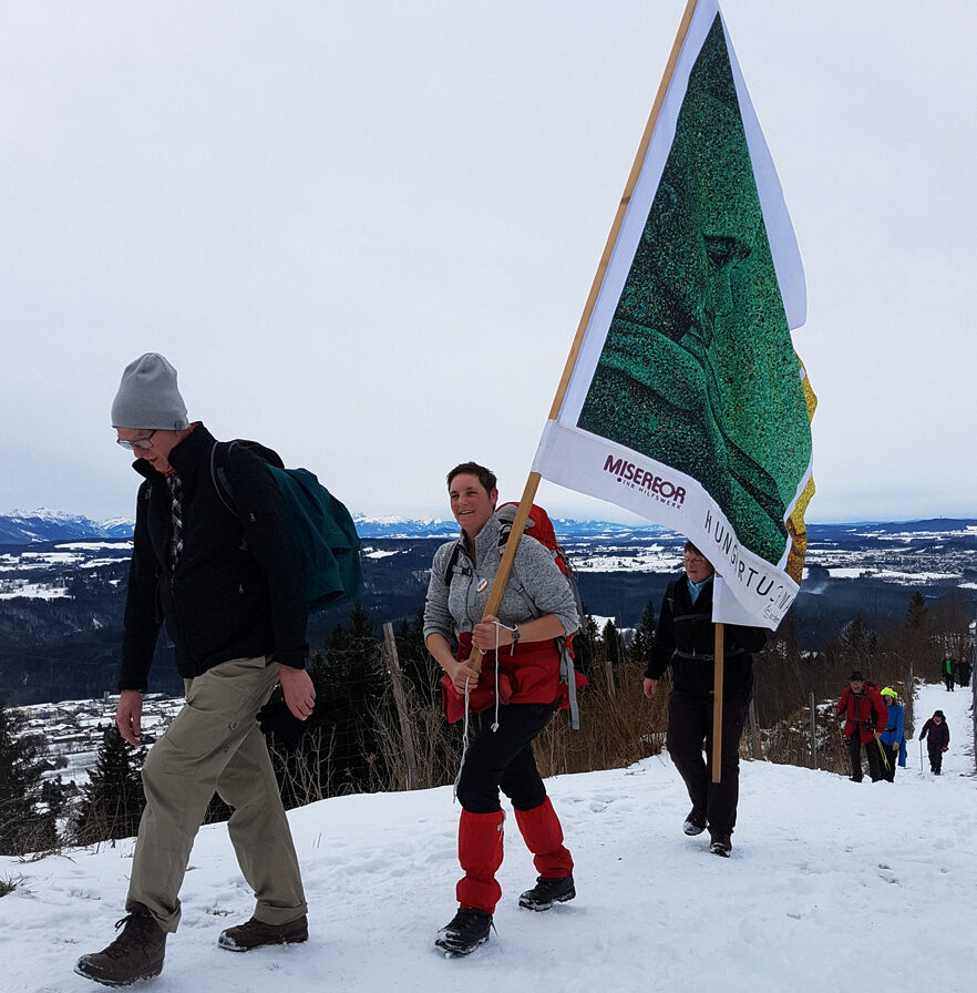 Mit dem Hungertuch des jeweiligen Jahres unterwegs - im Jahr 2018 ging es auch los im Schnee.