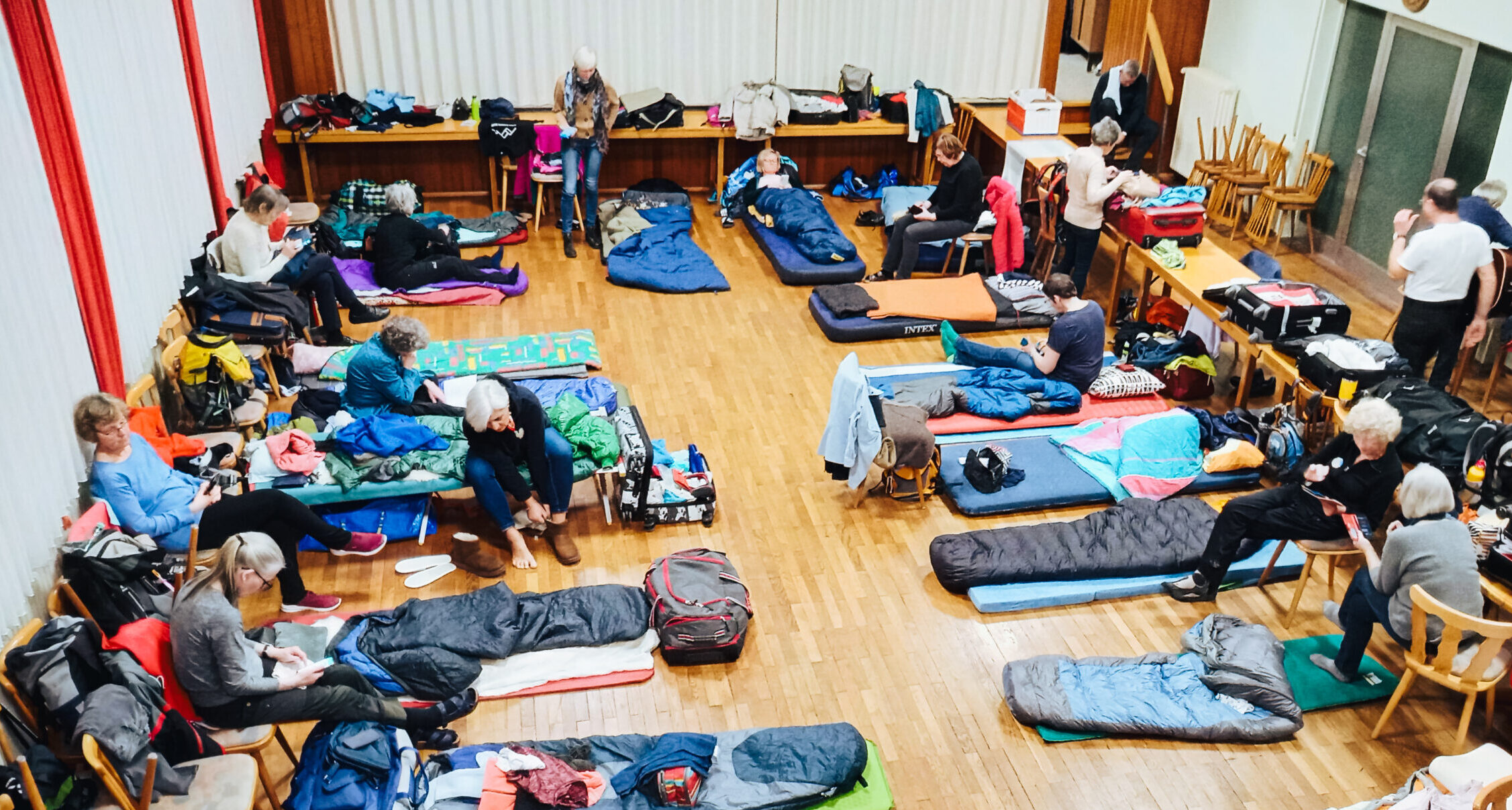 Pilgernde übernachten im Gemeindesaal bei der Hungertuchwallfahrt 2024