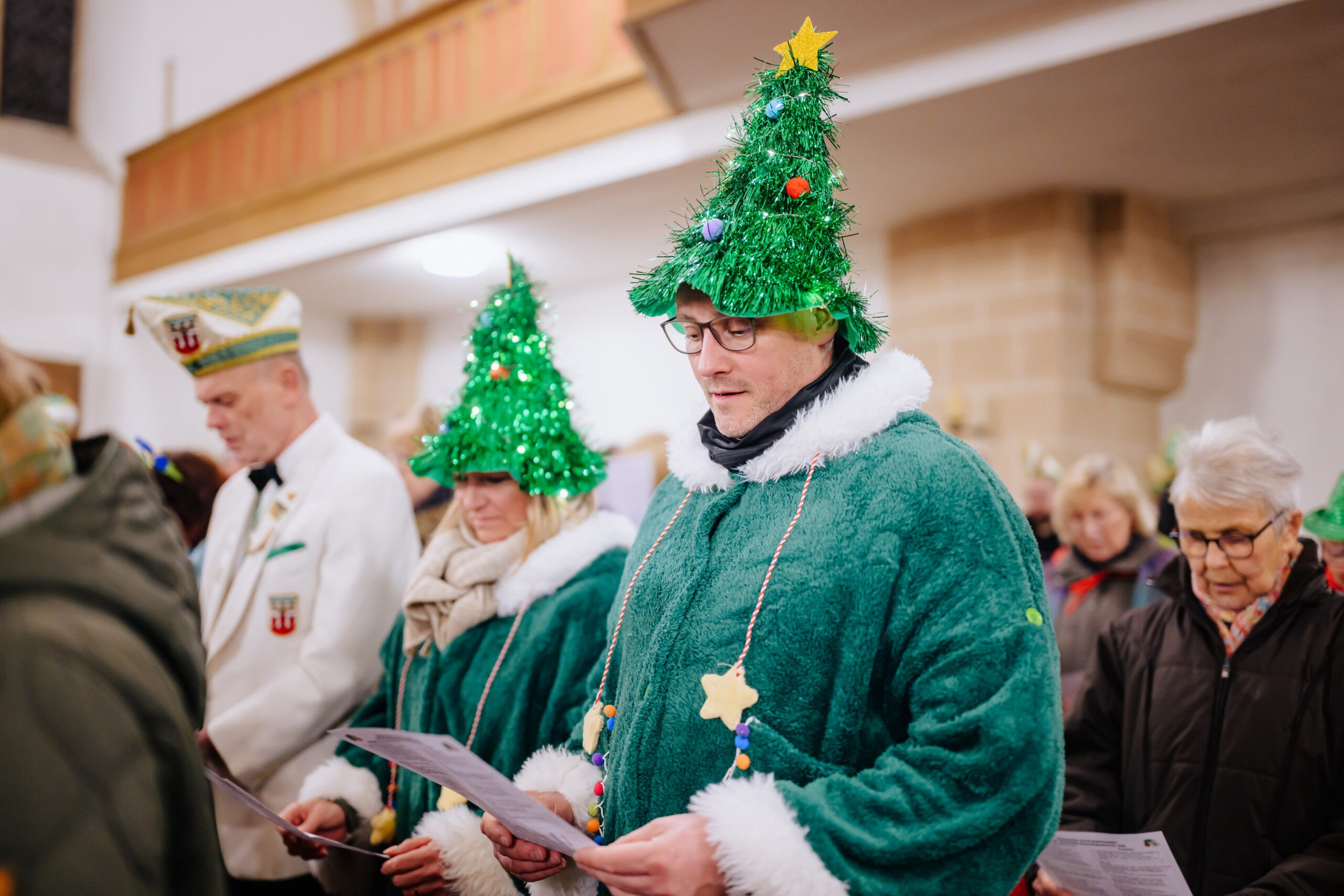 Närrinnen und Narren feiern in der Kirche.