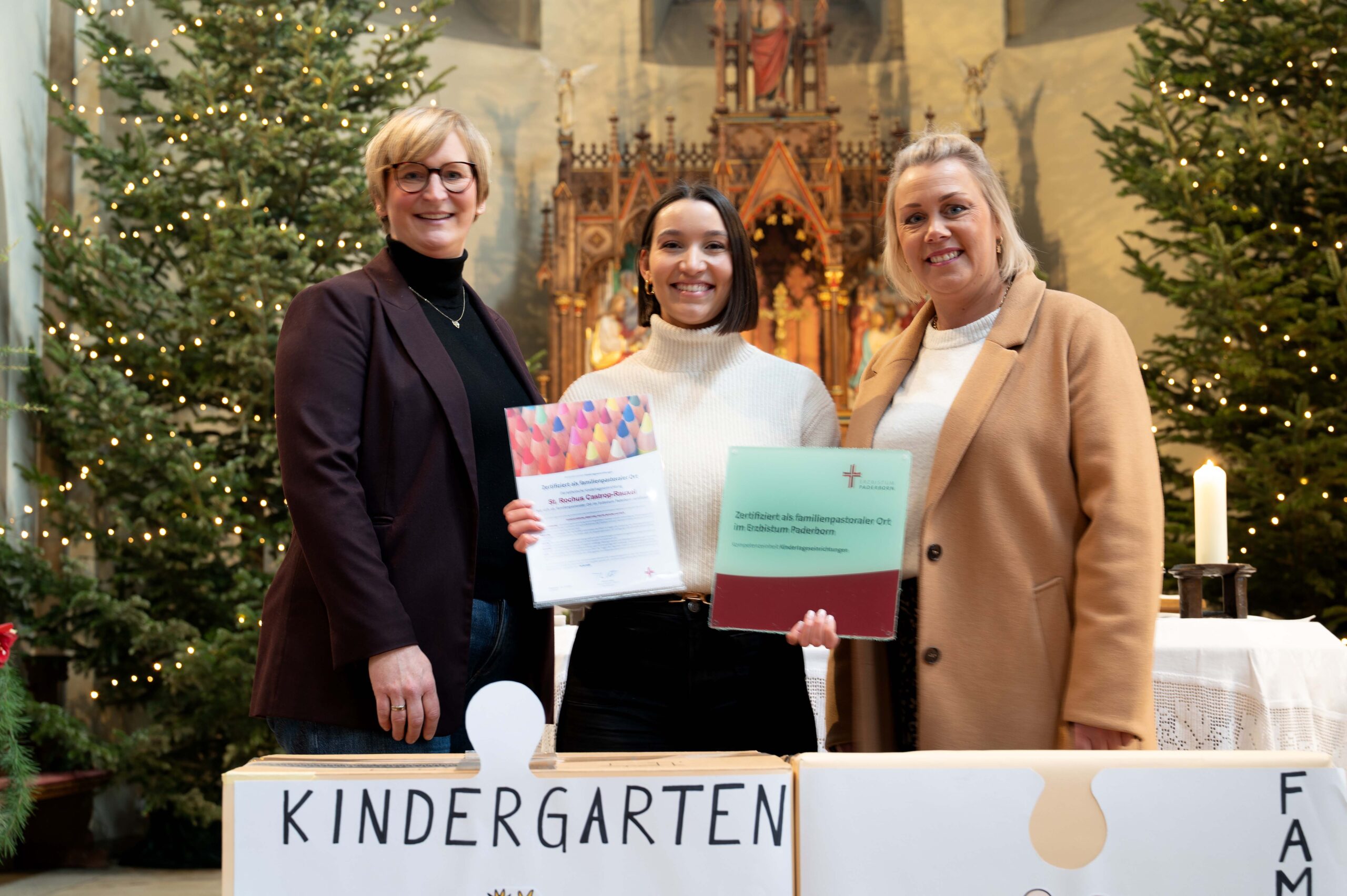 Kindertagesstätte St. Rochus in Castrop-Rauxel ist die 400. Kita, die als familienpastoraler Ort im Erzbistum Paderborn ausgezeichnet wurde (v.l.): Lioba Thiemann (Kompetenzeinheit Kindertageseinrichtungen im Erzbistum Paderborn), Christina Arapa (Leitung Kita St. Rochus) und Julia Fitzke (Kath. Kindertageseinrichtungen Östliches Ruhrgebiet gGmbH.) Foto: Jonas Beine / Erzbistum Paderborn