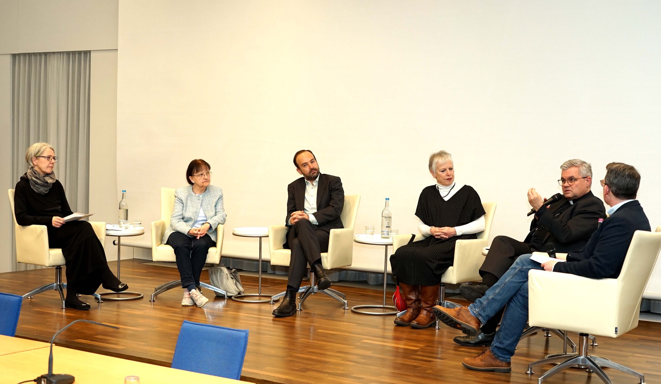 Podiumsdiskussion über den jüdisch-christlichen Dialog in der Katholischen Akademie Schwerte (v.l.): Petra Ritter-Osterfeld (VKRG Paderborn), Monika Schrader-Bewermeier (kath. Vorsitzende der Gesellschaft für Christlich-Jüdische Zusammenarbeit Paderborn e.V.), Alexander Sperling (Geschäftsführer des Landesverbandes der jüdischen Gemeinden von Westfalen-Lippe), Prof. em. Dr. Katharina von Kellenbach, Erzbischof Dr. Udo Markus Bentz und Manuel Rahmann (VKRG Paderborn). Foto: Michael Bodin / Erzbistum Paderborn