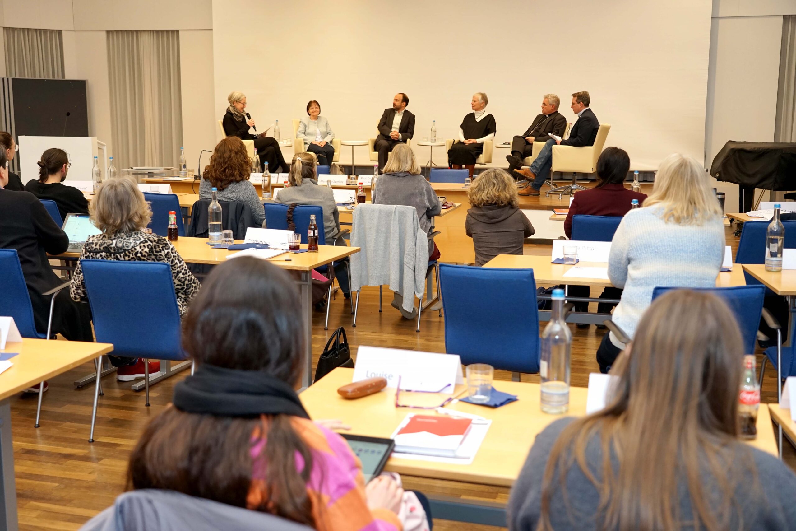 Am Mittwoch und Donnerstag beschäftigten sich Religionslehrerinnen und Religionslehrer bei der Jahrestagung der Vereinigung katholischer Religionslehrerinnen und -lehrer an Gymnasien und Gesamtschulen im Erzbistum Paderborn in der Katholischen Akademie Schwerte mit dem Thema „Das Verhältnis des Christentums zum Judentum zwischen Schuld und Verpflichtung“. Foto: Michael Bodin / Erzbistum Paderborn